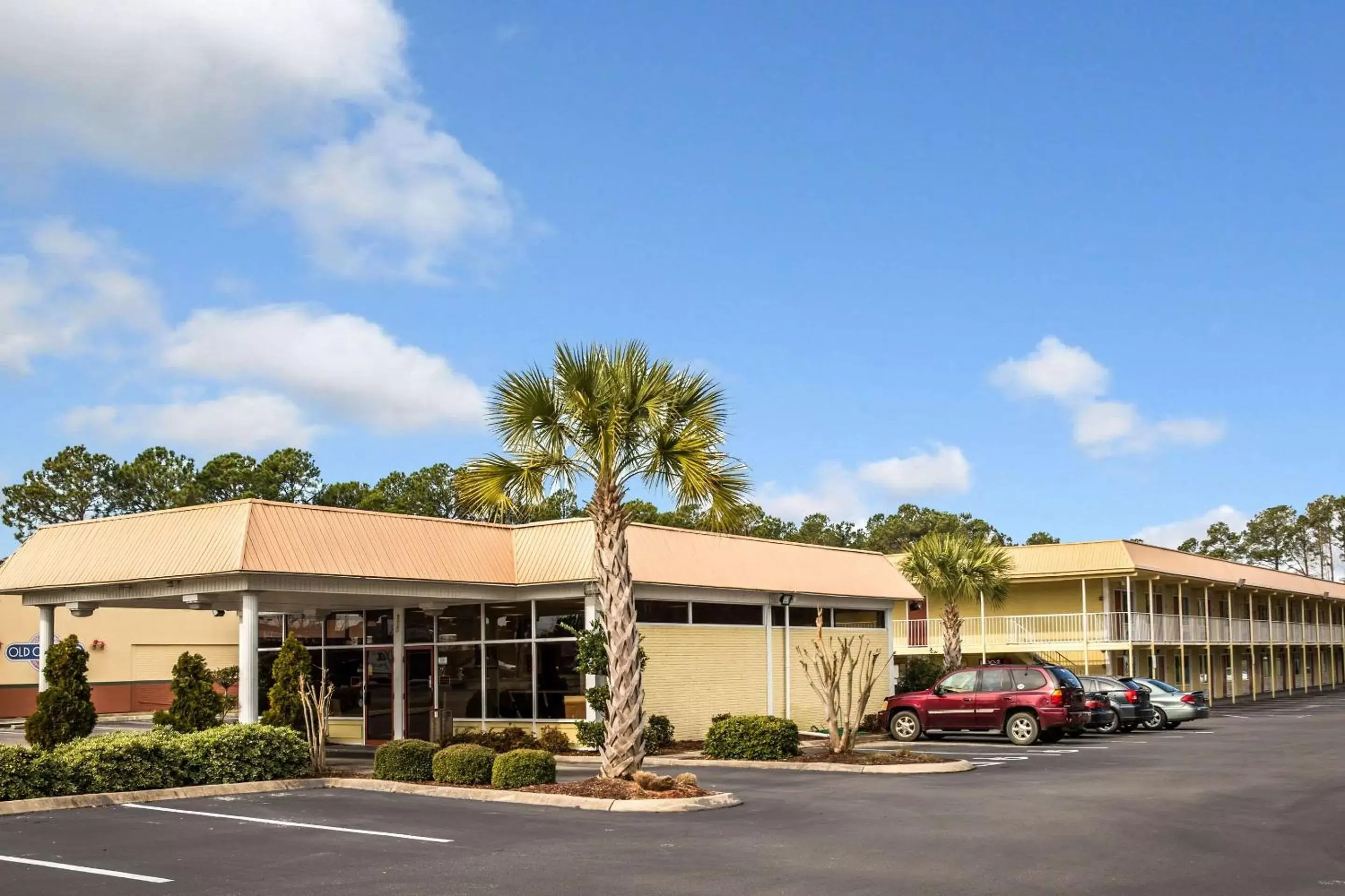 Property Building in Rodeway Inn & Suites Wilmington North