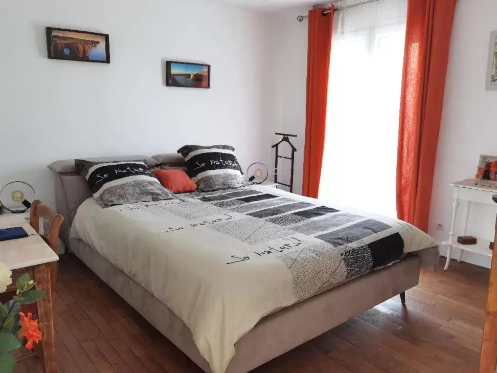 Bedroom, Bed in LES PINGOUINS DE LA MARNE