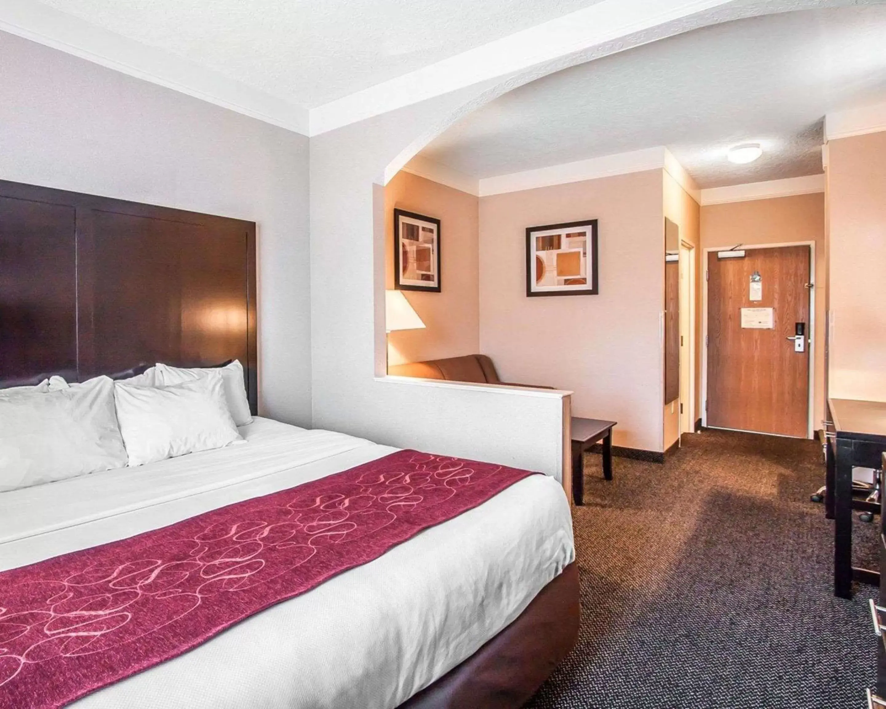 Photo of the whole room, Bed in Comfort Suites Clackamas