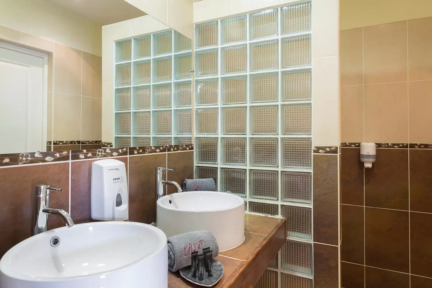 Shower, Bathroom in Relais des Plateaux & Spa– Ivato International Airport