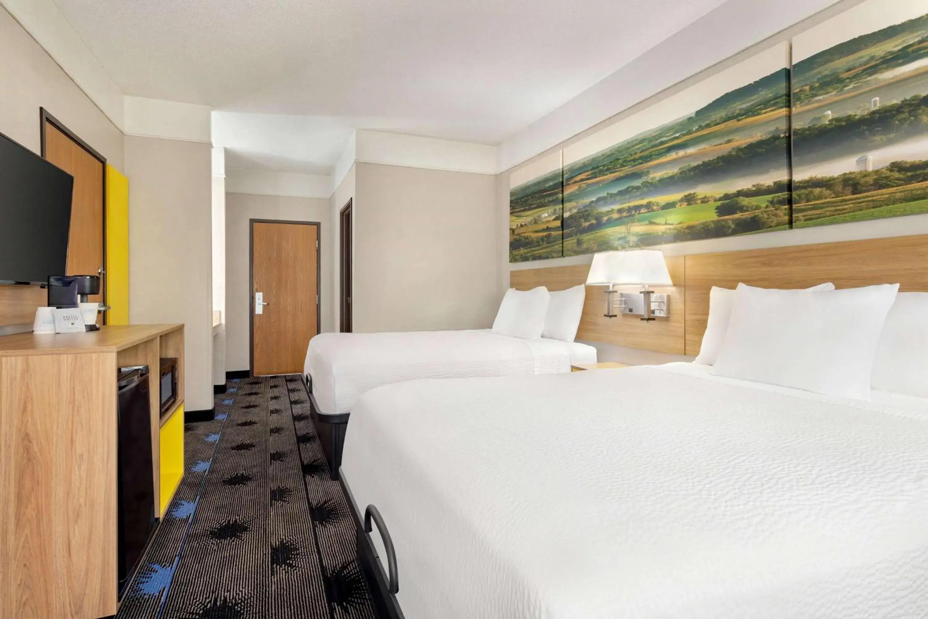 Bedroom, Bed in Days Inn by Wyndham Kansas City International Airport