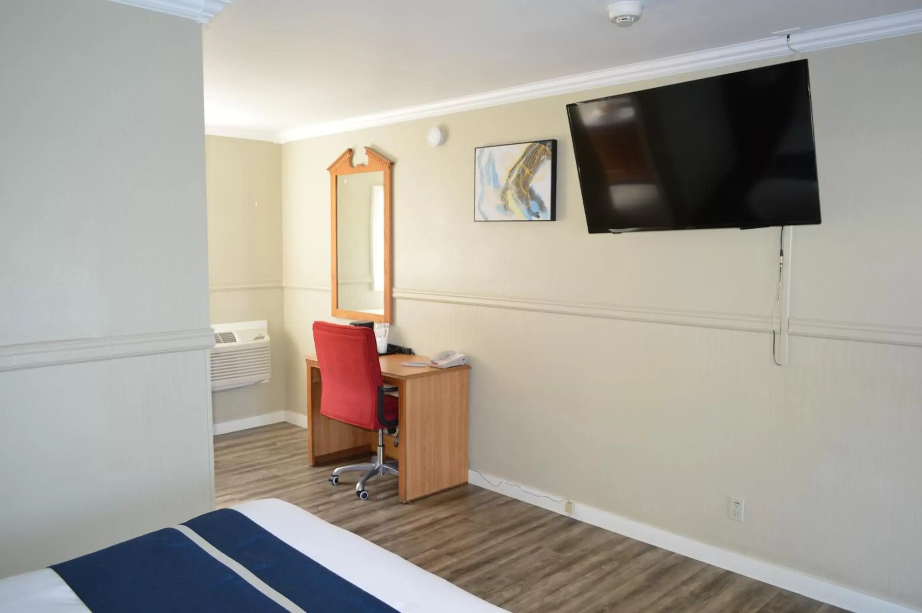 hair dresser, TV/Entertainment Center in Omeo Suites Glass Beach