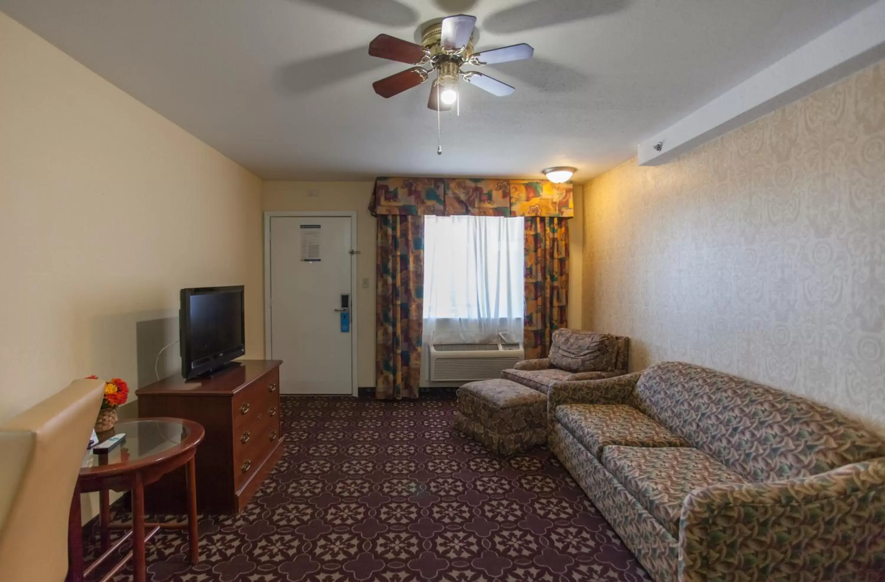 Living room, Seating Area in Days Inn by Wyndham Shenandoah