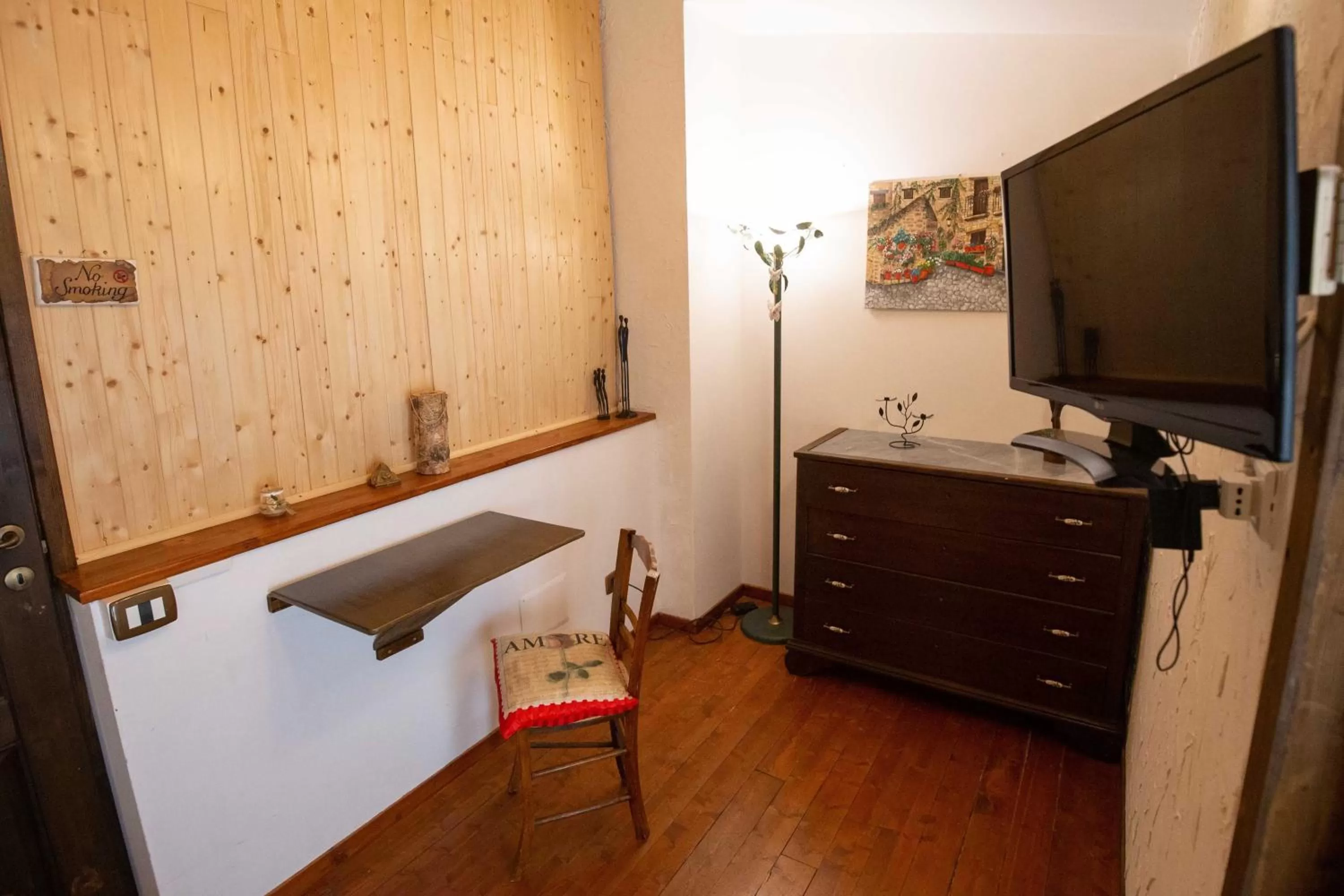 Photo of the whole room in La Casa In Pietra