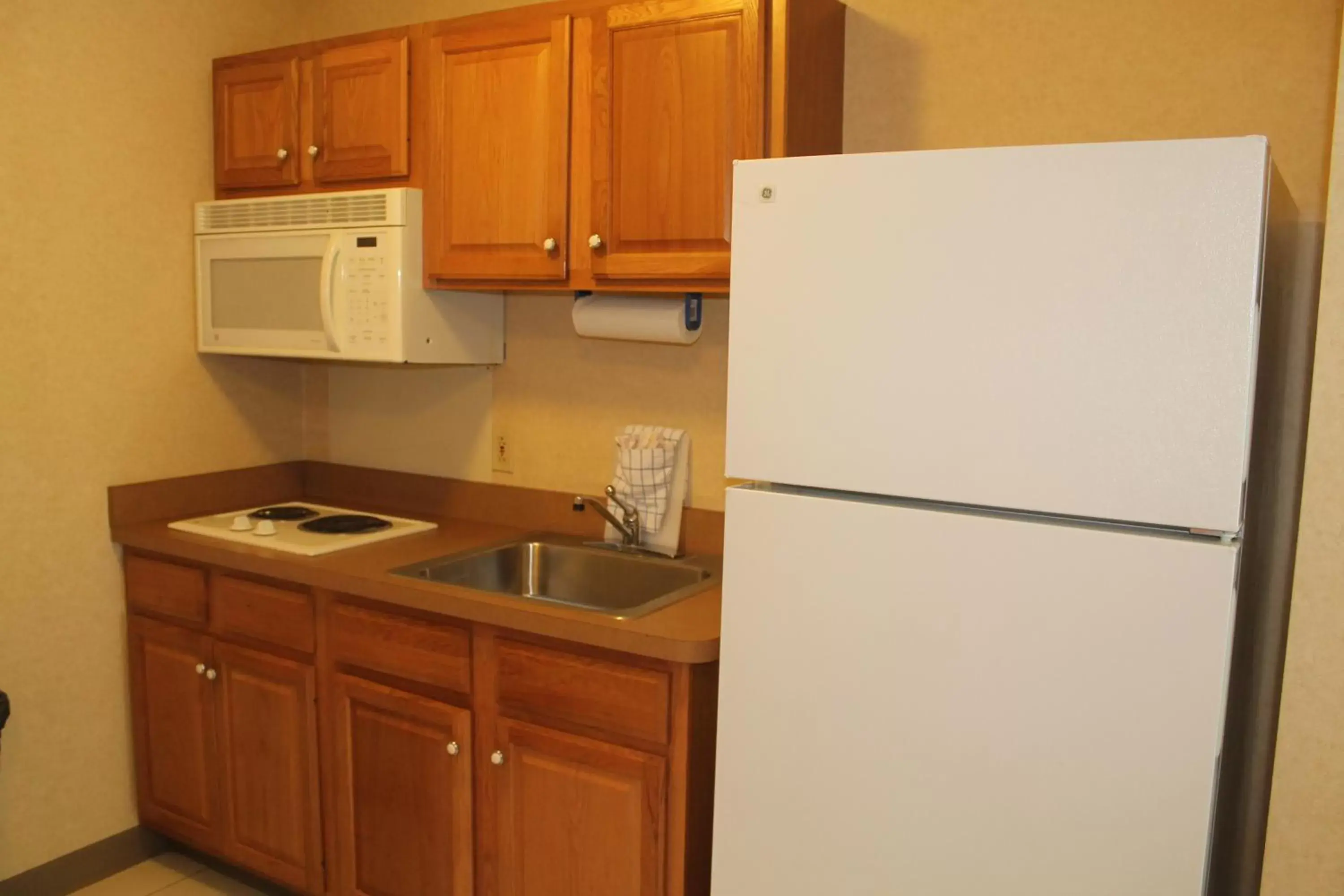 Kitchen or kitchenette, Kitchen/Kitchenette in Days Inn & Suites by Wyndham Bridgeport - Clarksburg