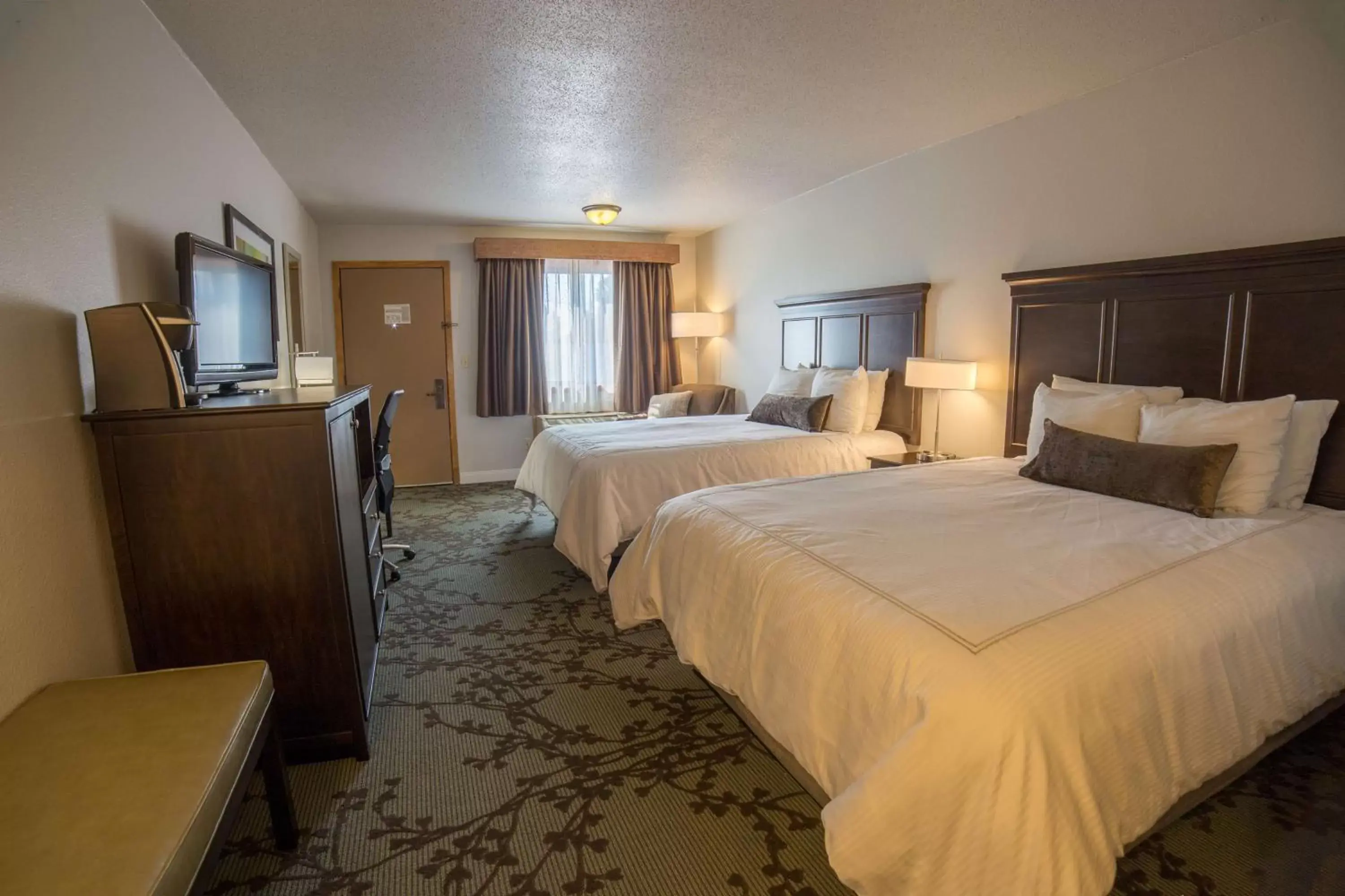 Photo of the whole room, Bed in Best Western Black Hills Lodge