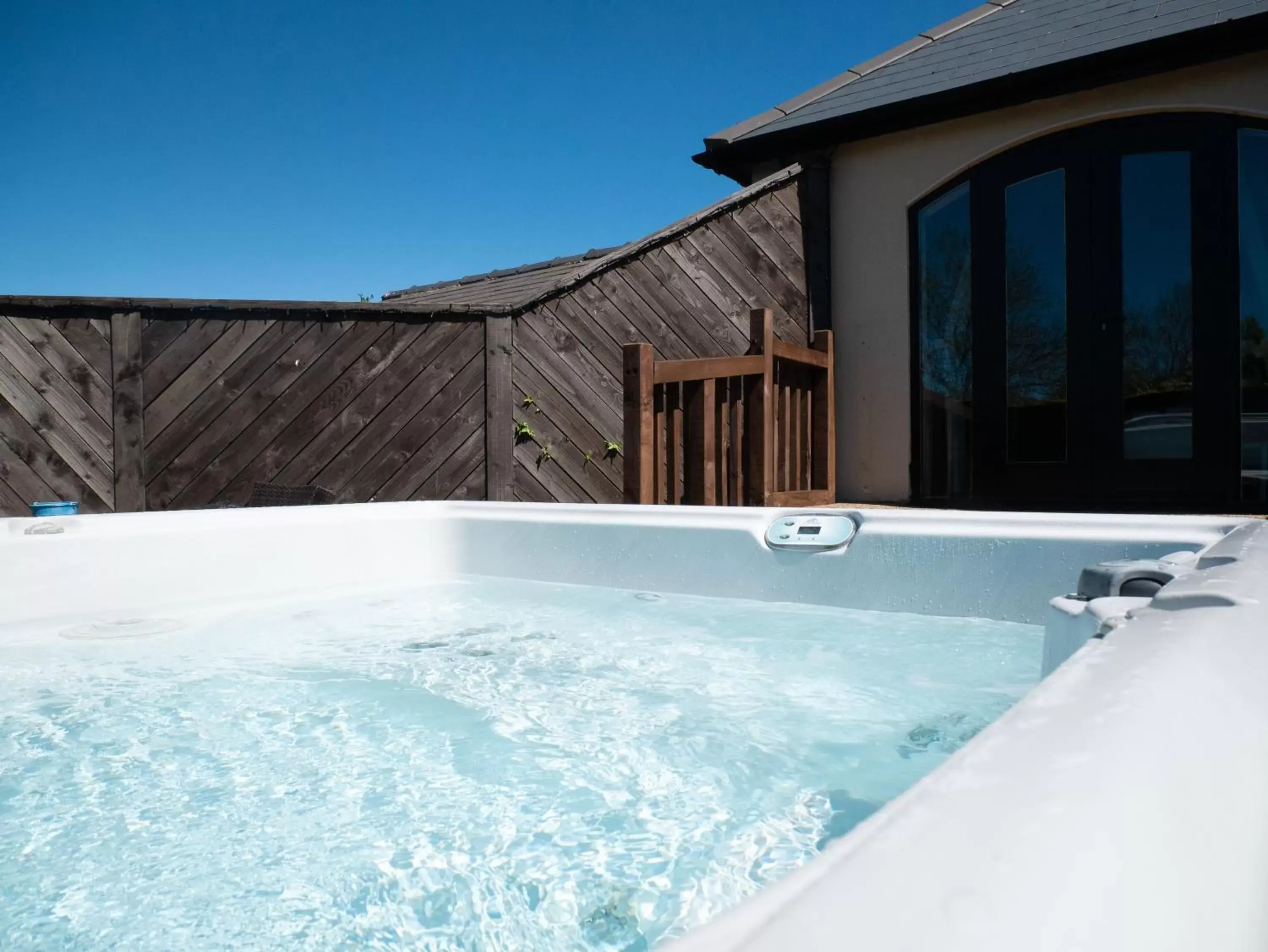Hot Tub, Swimming Pool in South Causey Inn