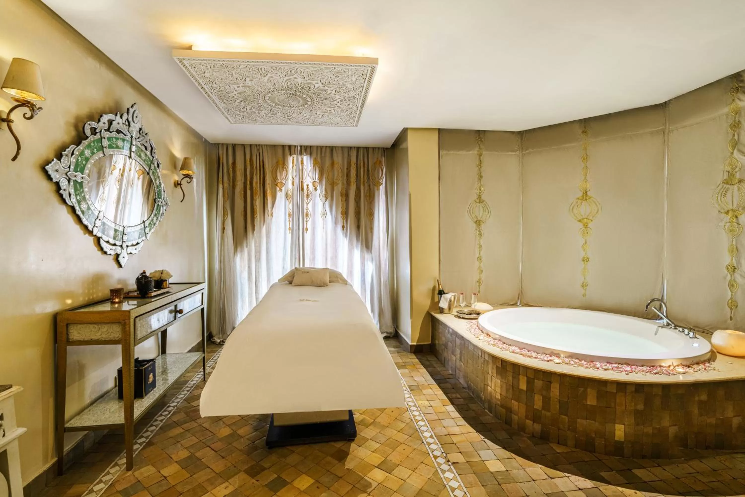 Massage, Bed in Sofitel Marrakech Lounge and Spa