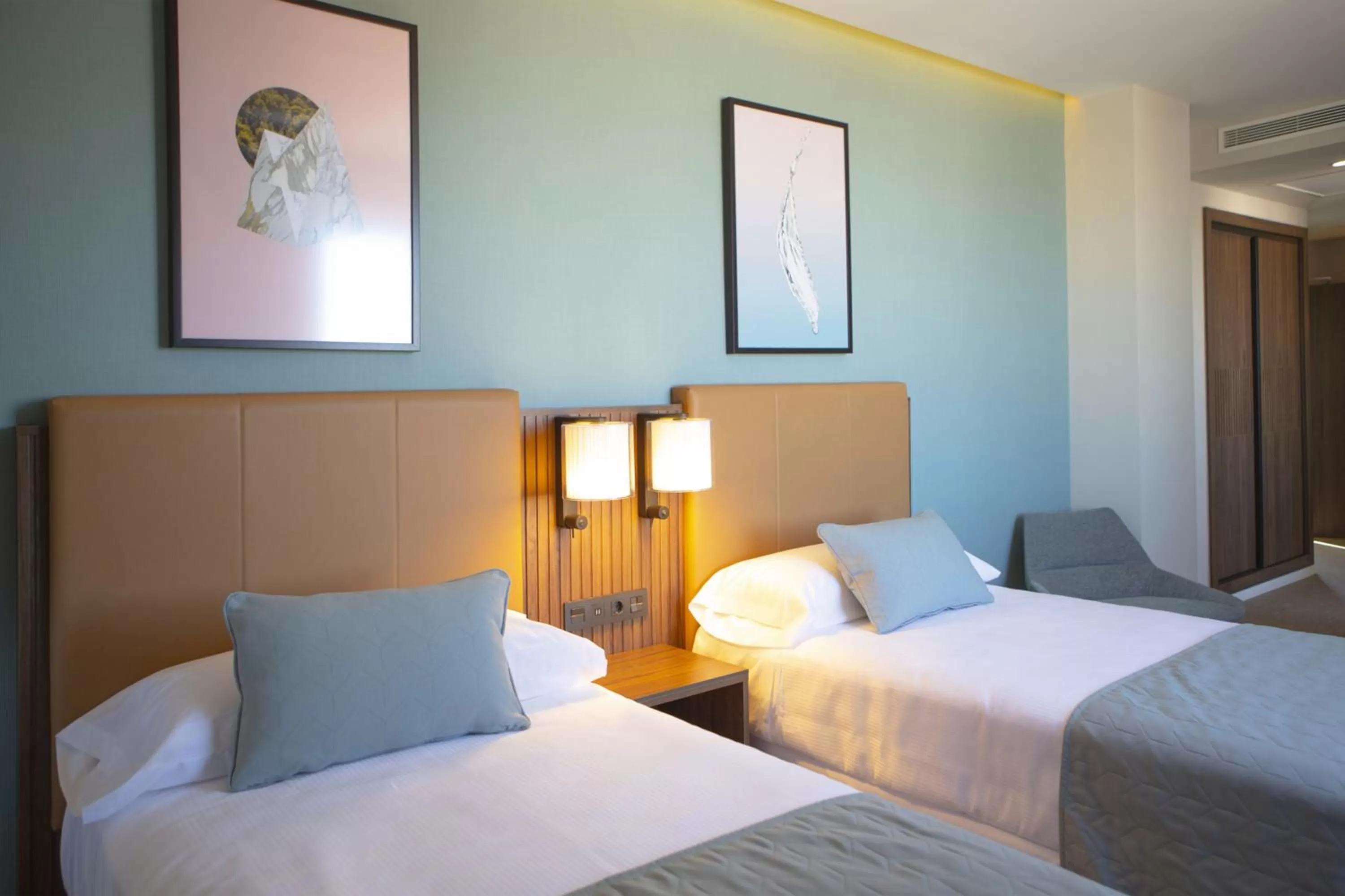 Photo of the whole room, Bed in Riu Plaza España