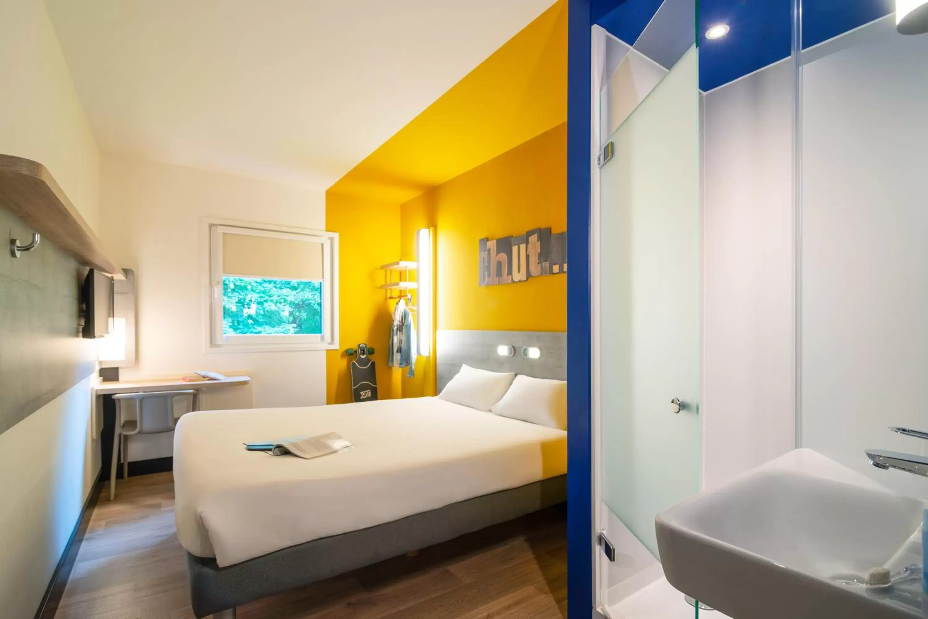 Shower, Bed in ibis budget Amsterdam Airport