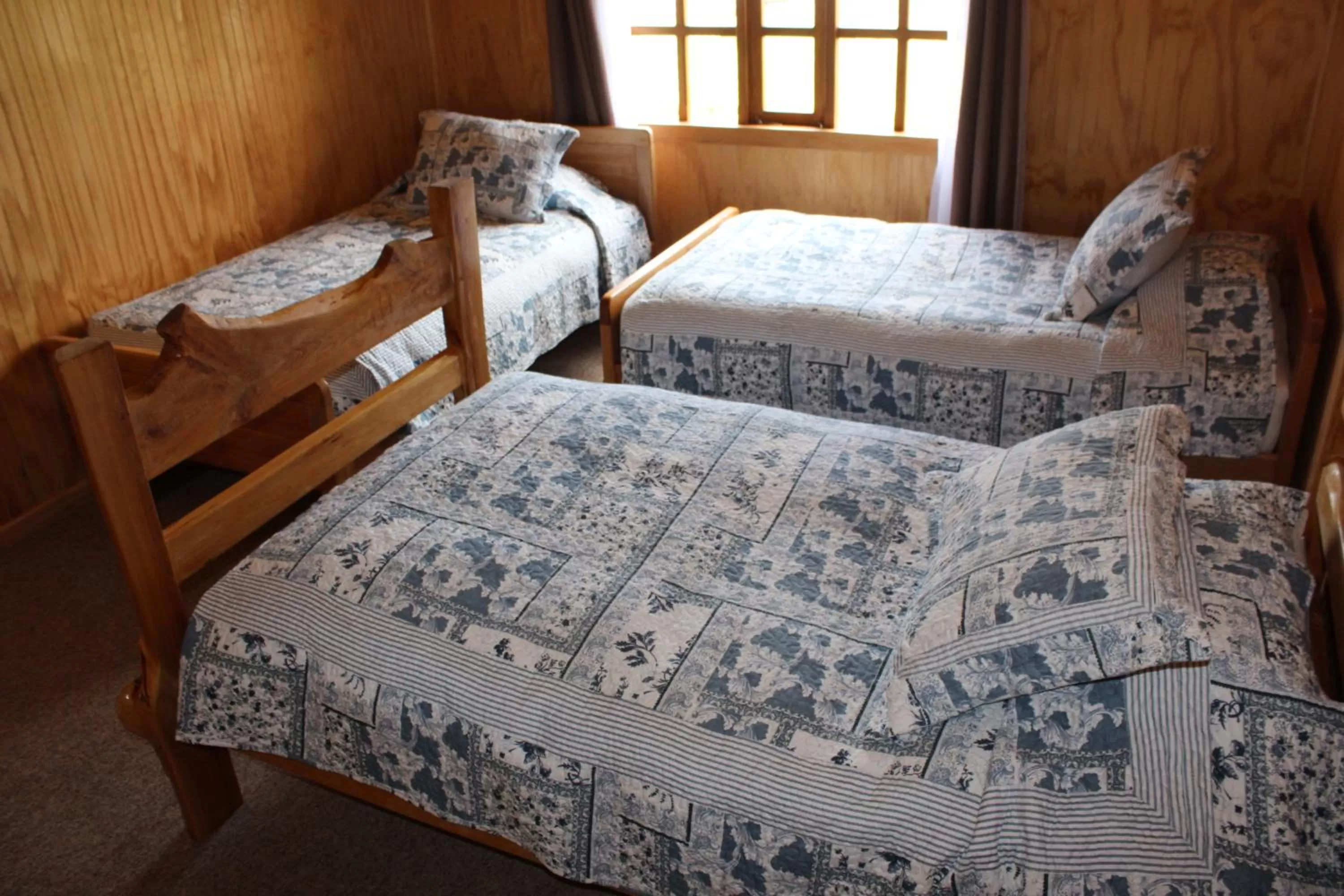 Photo of the whole room, Bed in Los Mañíos Del Queulat Puyuhuapi