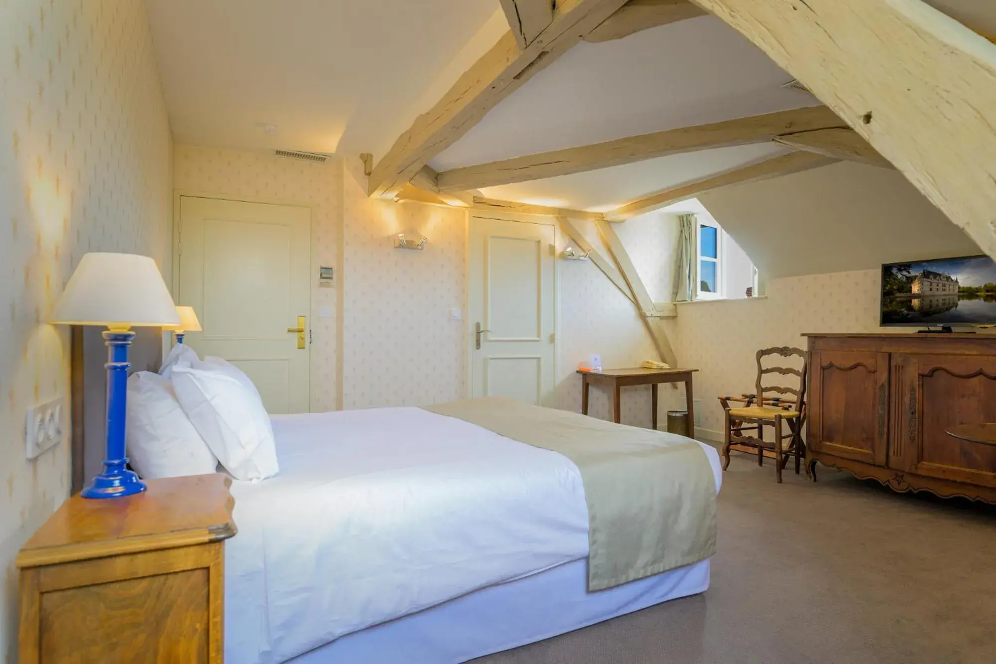 Bedroom, Bed in Hôtel Grand Monarque