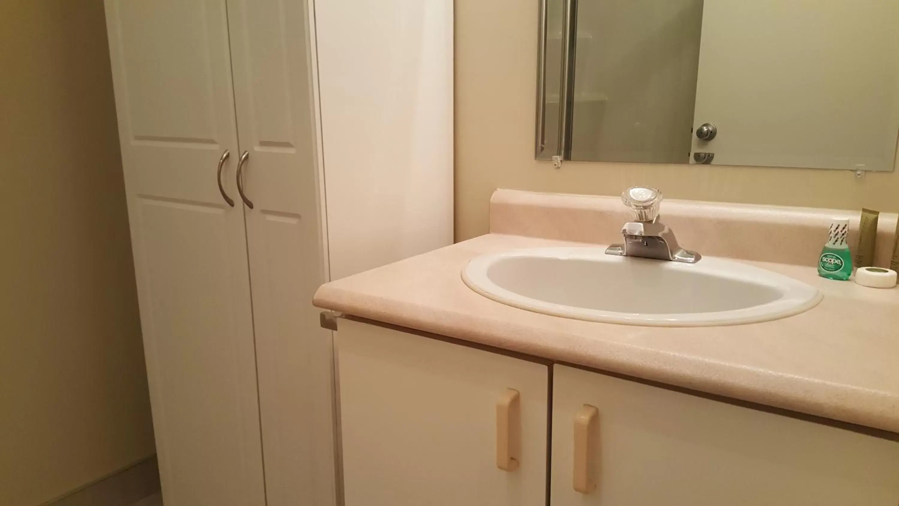 Bathroom in Duvernay Studios and Suites Bathroom in Duvernay Studios and Suites