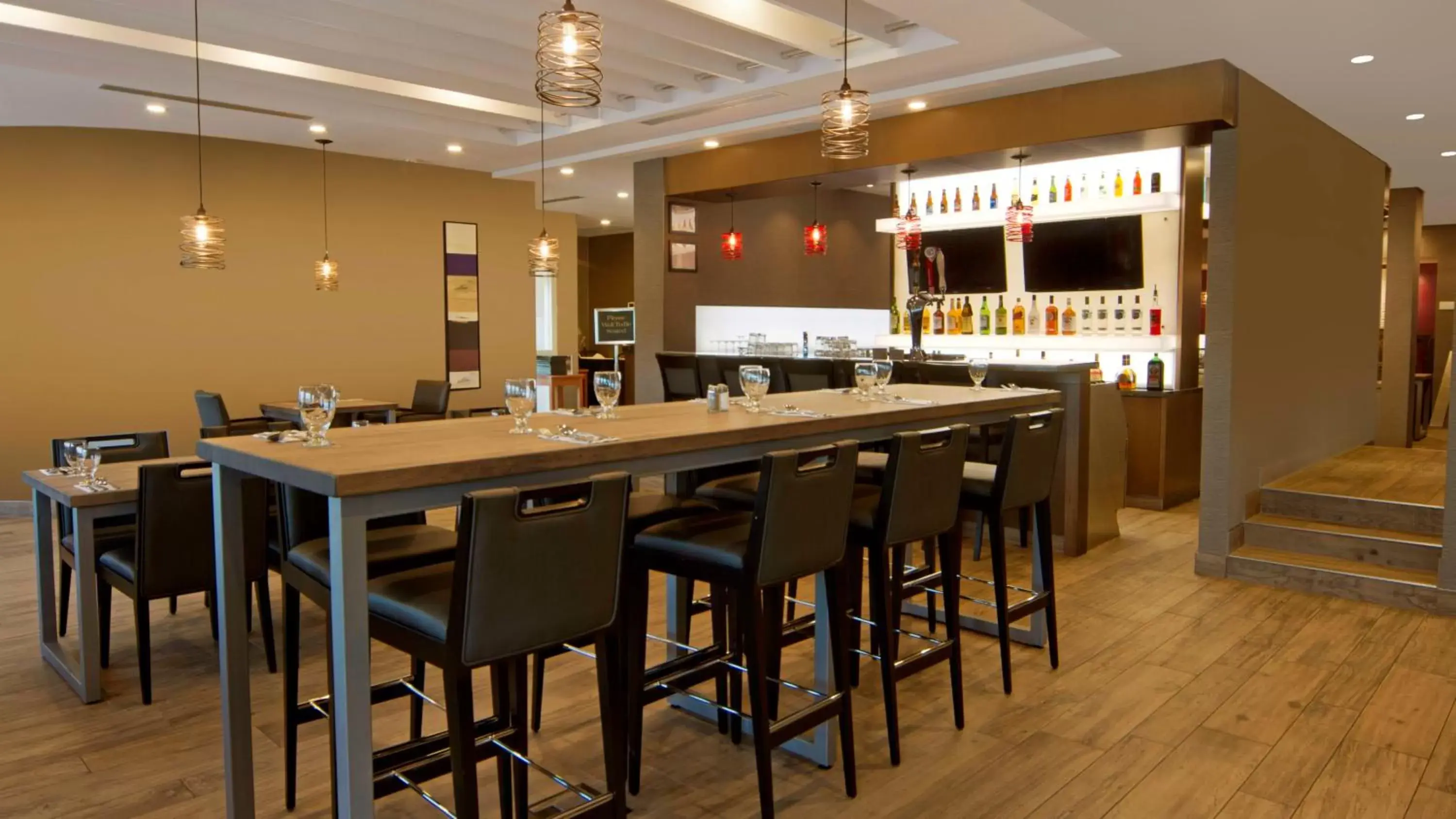 Lounge or bar, Restaurant/Places to Eat in Holiday Inn Calgary Airport, an IHG Hotel