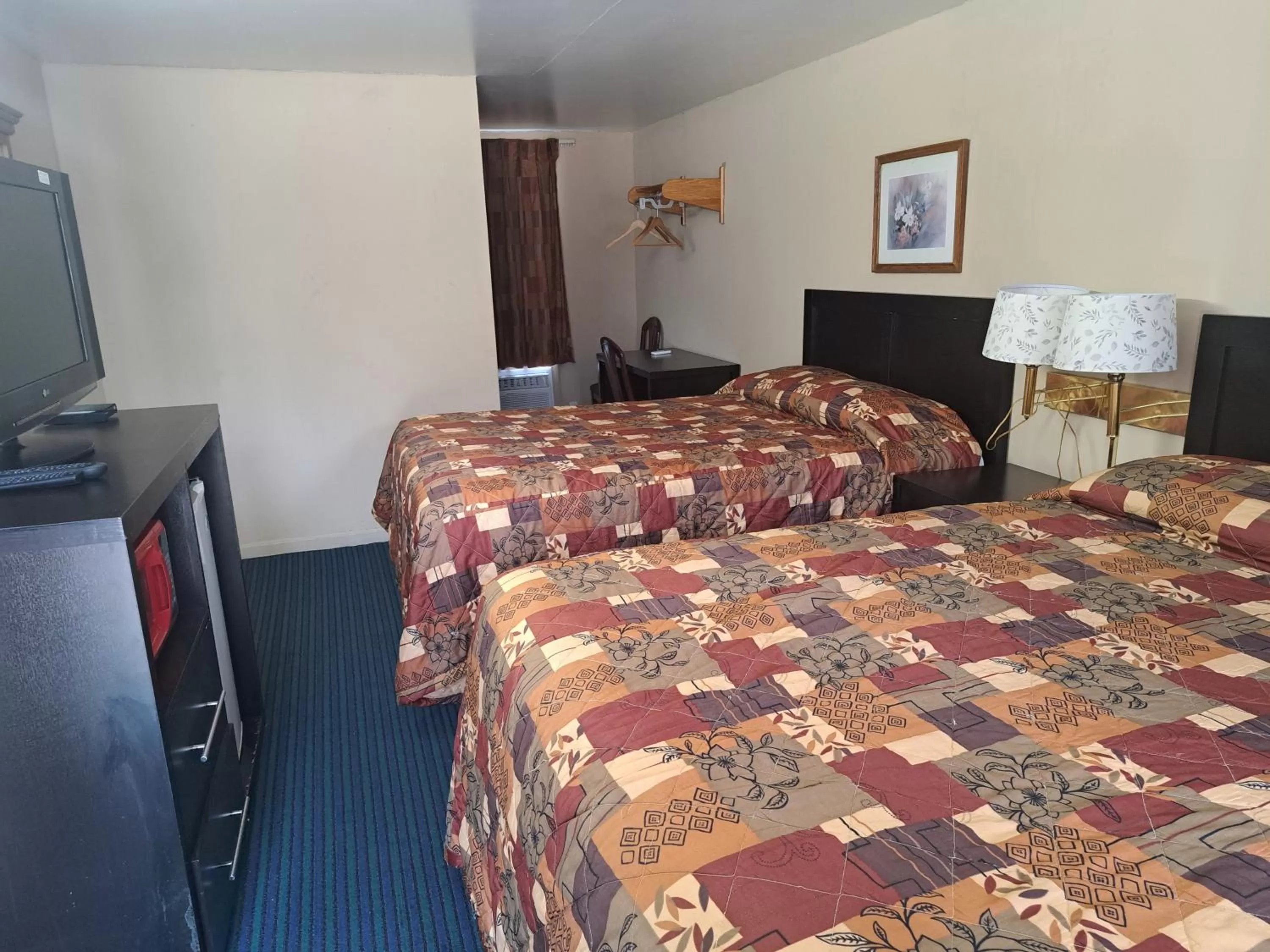 Photo of the whole room, Bed in Pennswoods Inn