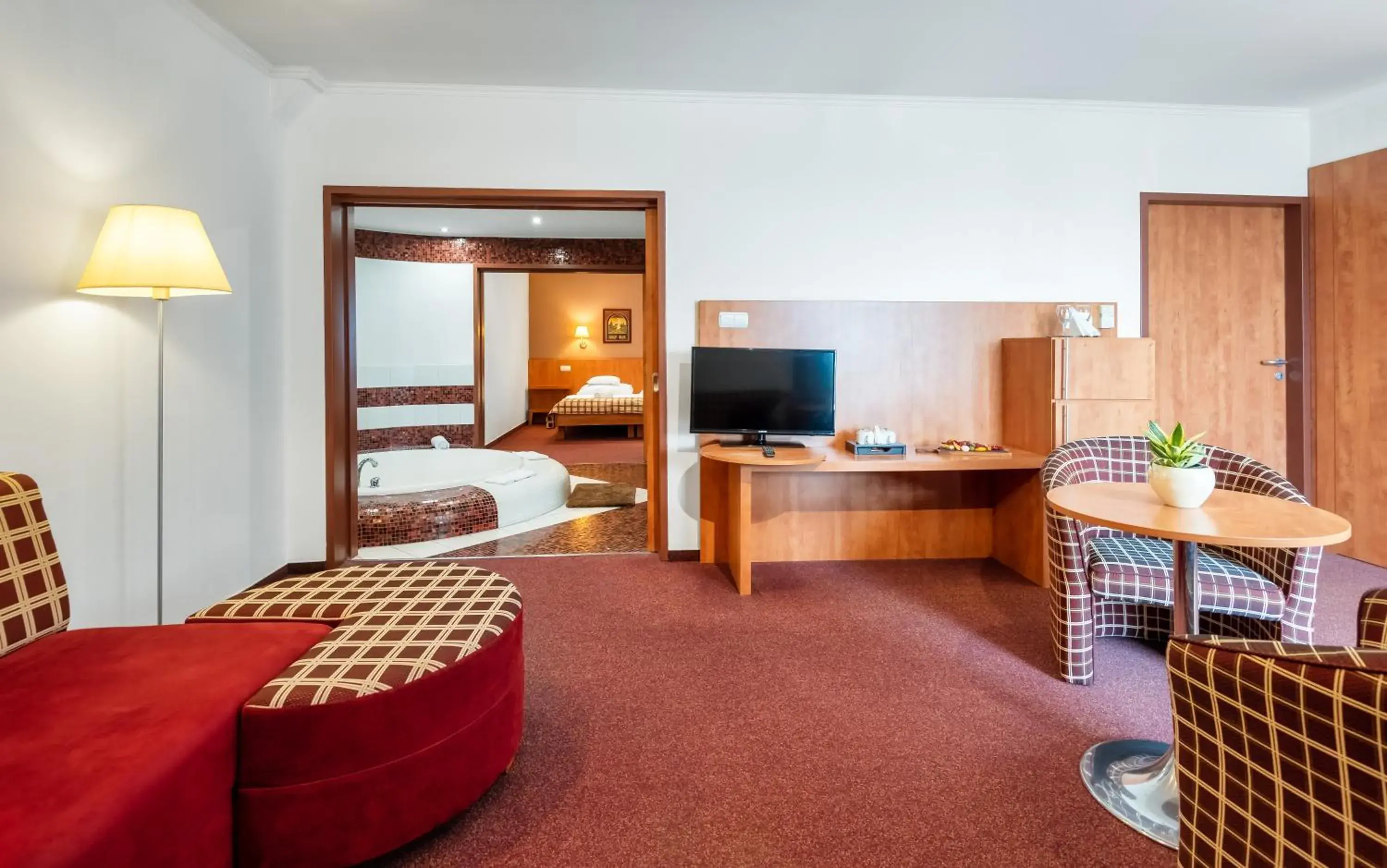 Bed, TV/Entertainment Center in Hunguest Hotel Pelion