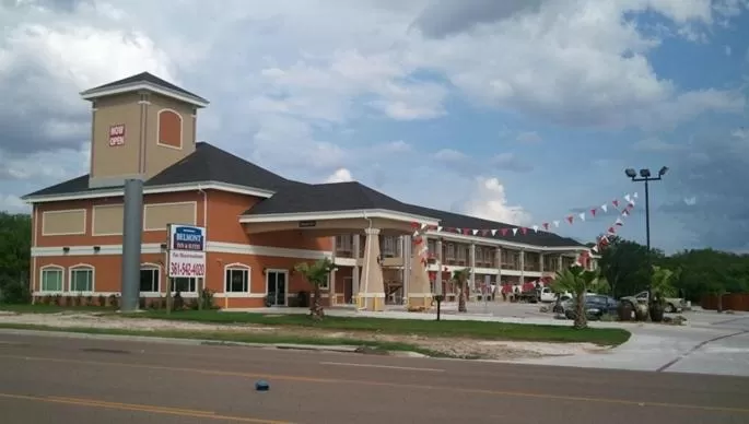 Property building in Studio 6-Beeville, TX