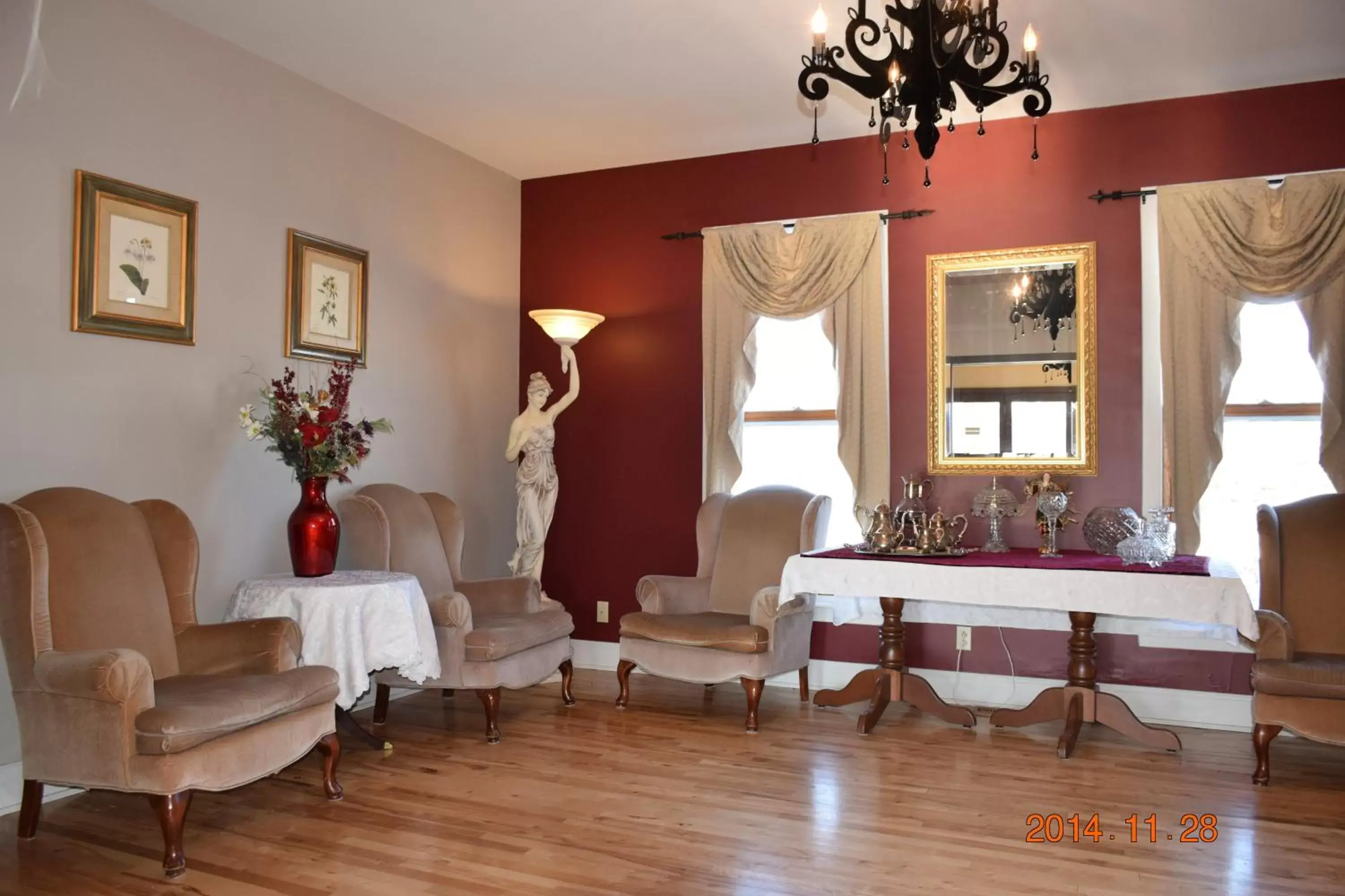 Lounge or bar, Seating Area in Auberge Wild Rose Inn