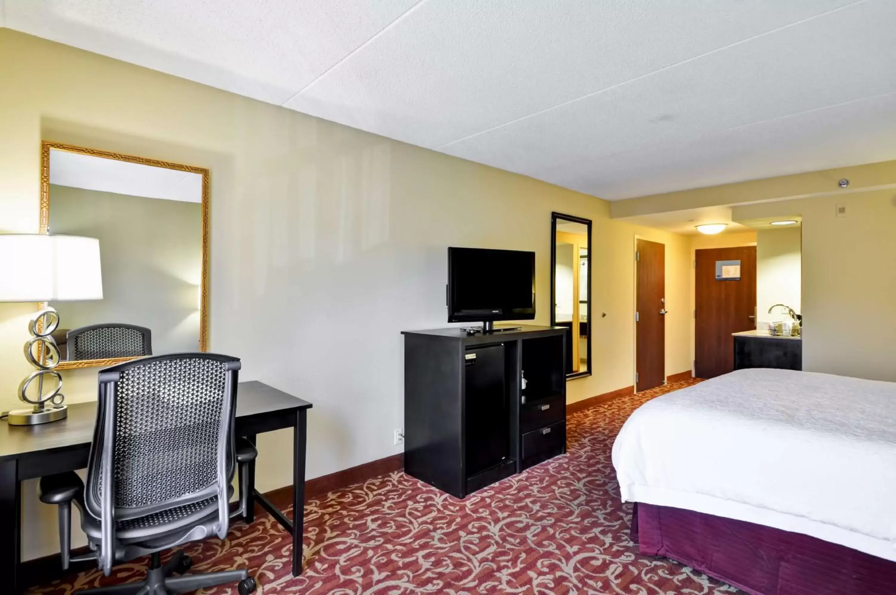 Bedroom, TV/Entertainment Center in Hampton Inn & Suites Memphis East