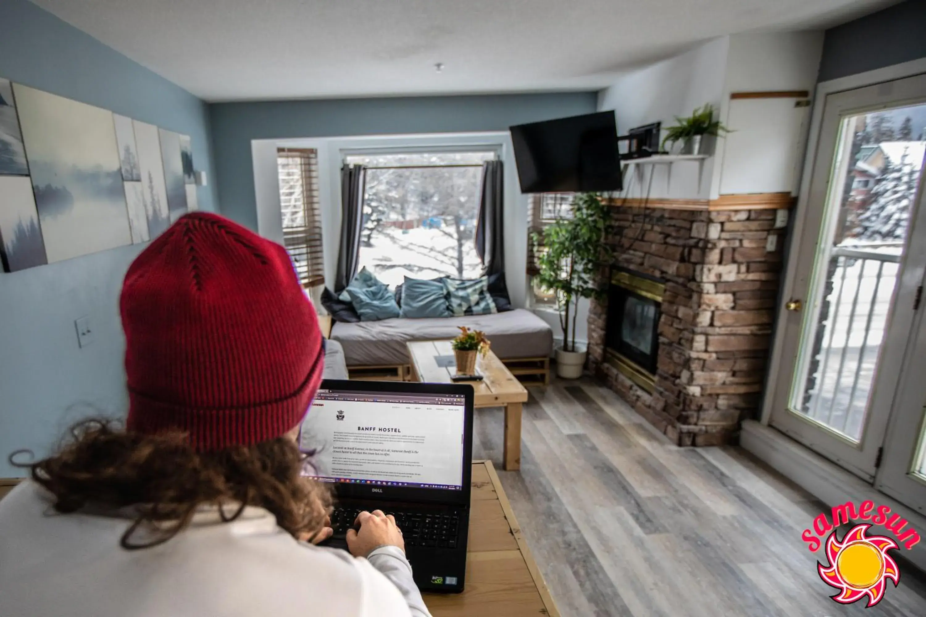 Communal lounge/ TV room, Seating Area in Samesun Banff Hostel