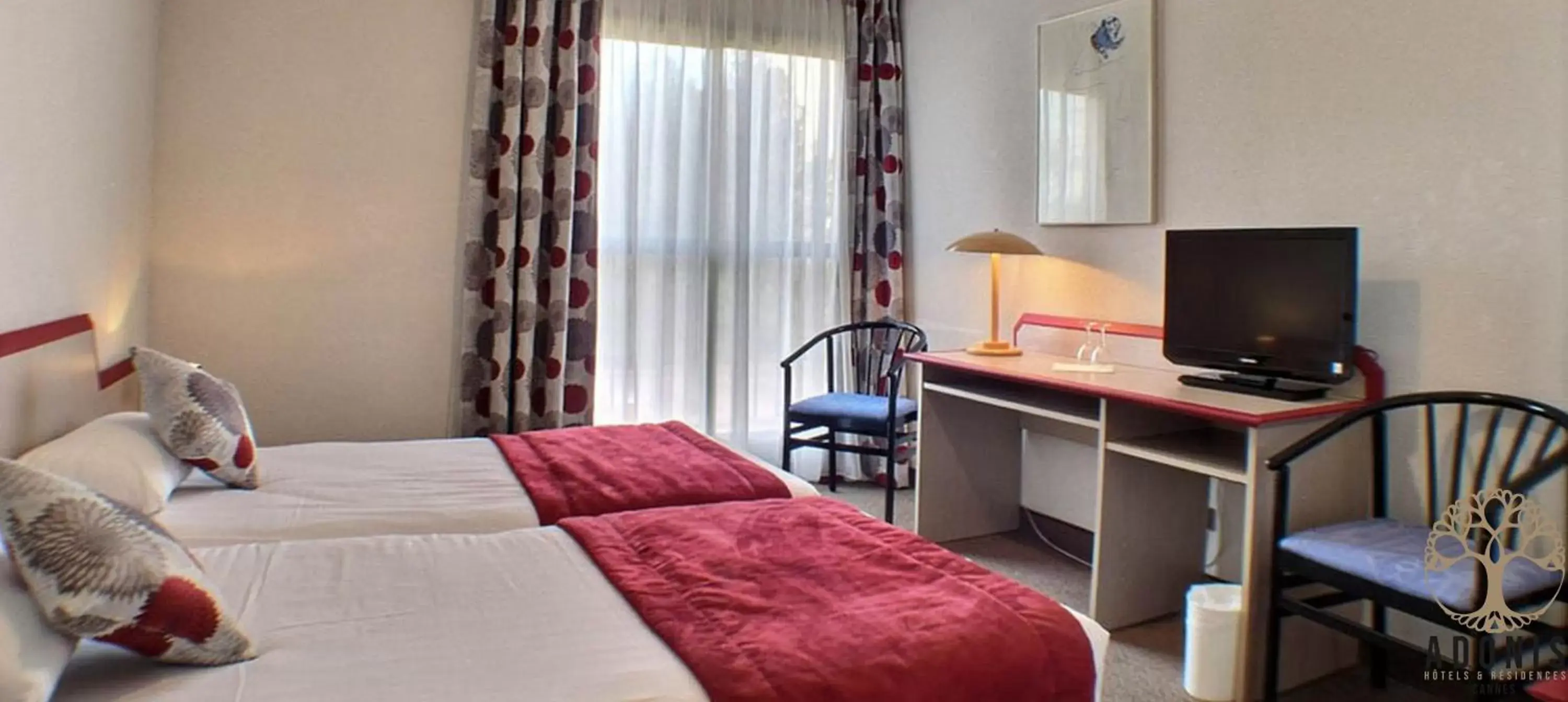 Bedroom, Bed in Adonis Cannes - Hôtel Thomas