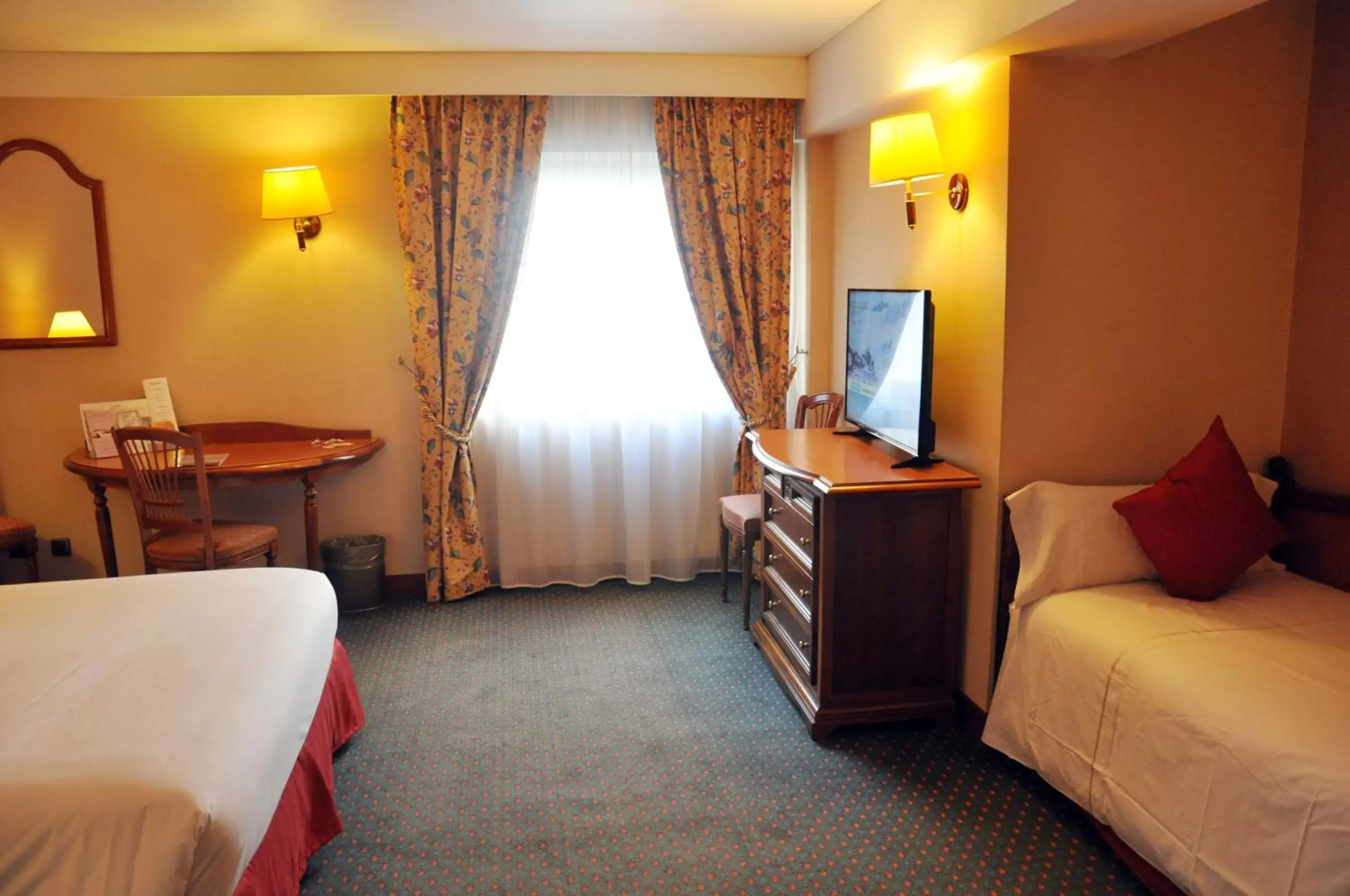 Bedroom, Seating Area in Mercure Andorra