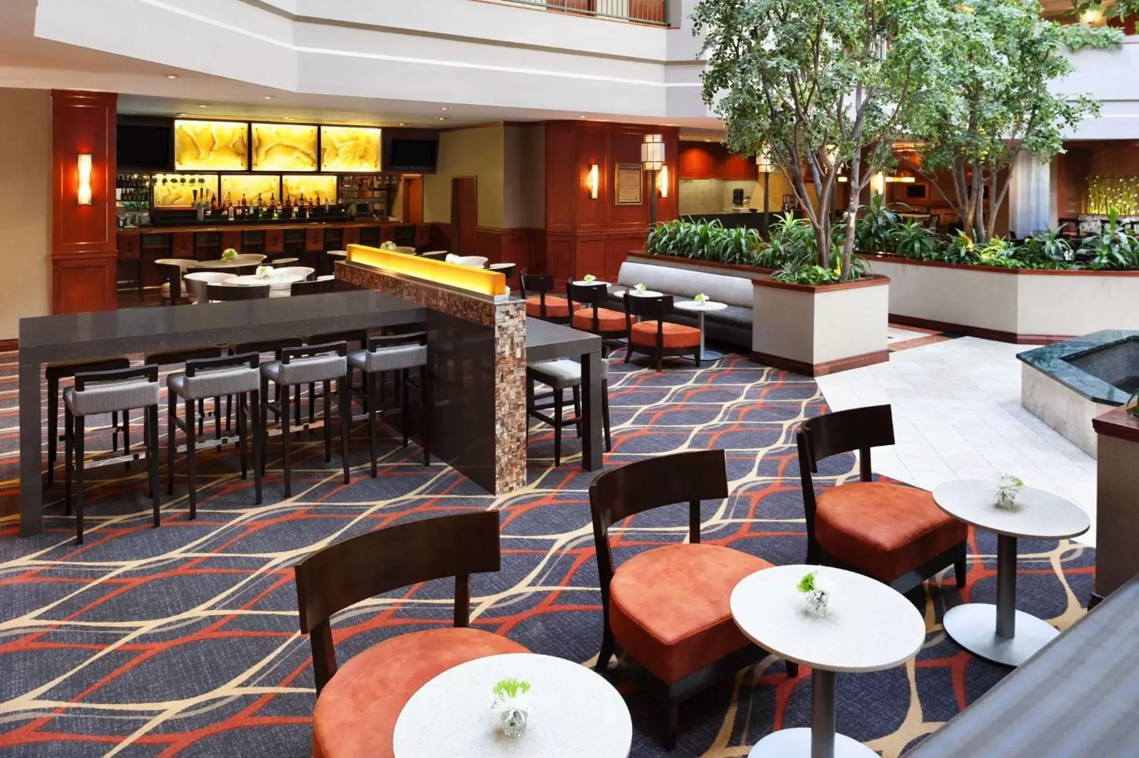 Lounge or bar, Restaurant/Places to Eat in Embassy Suites by Hilton Dallas Near the Galleria