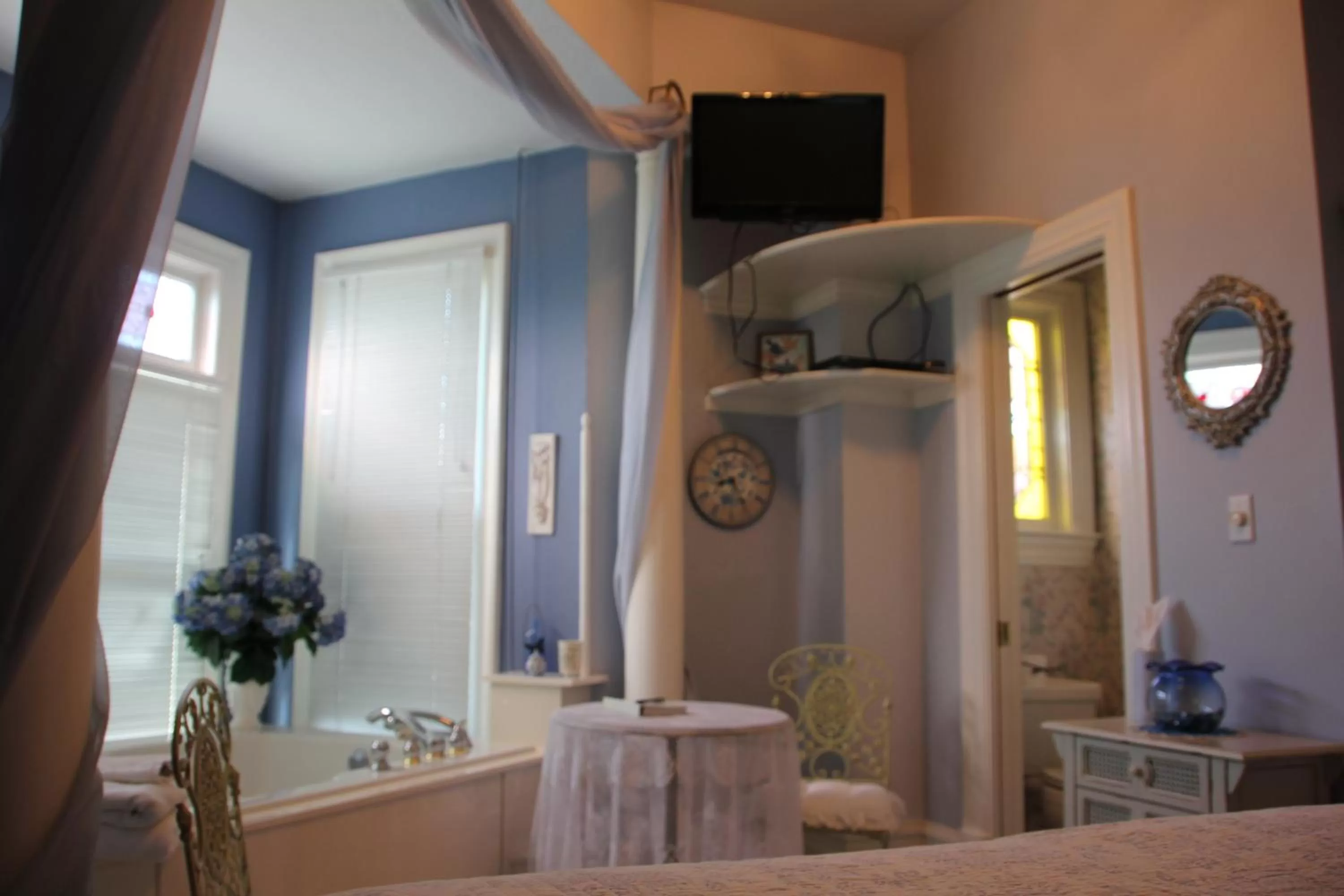 Photo of the whole room in Hines Mansion