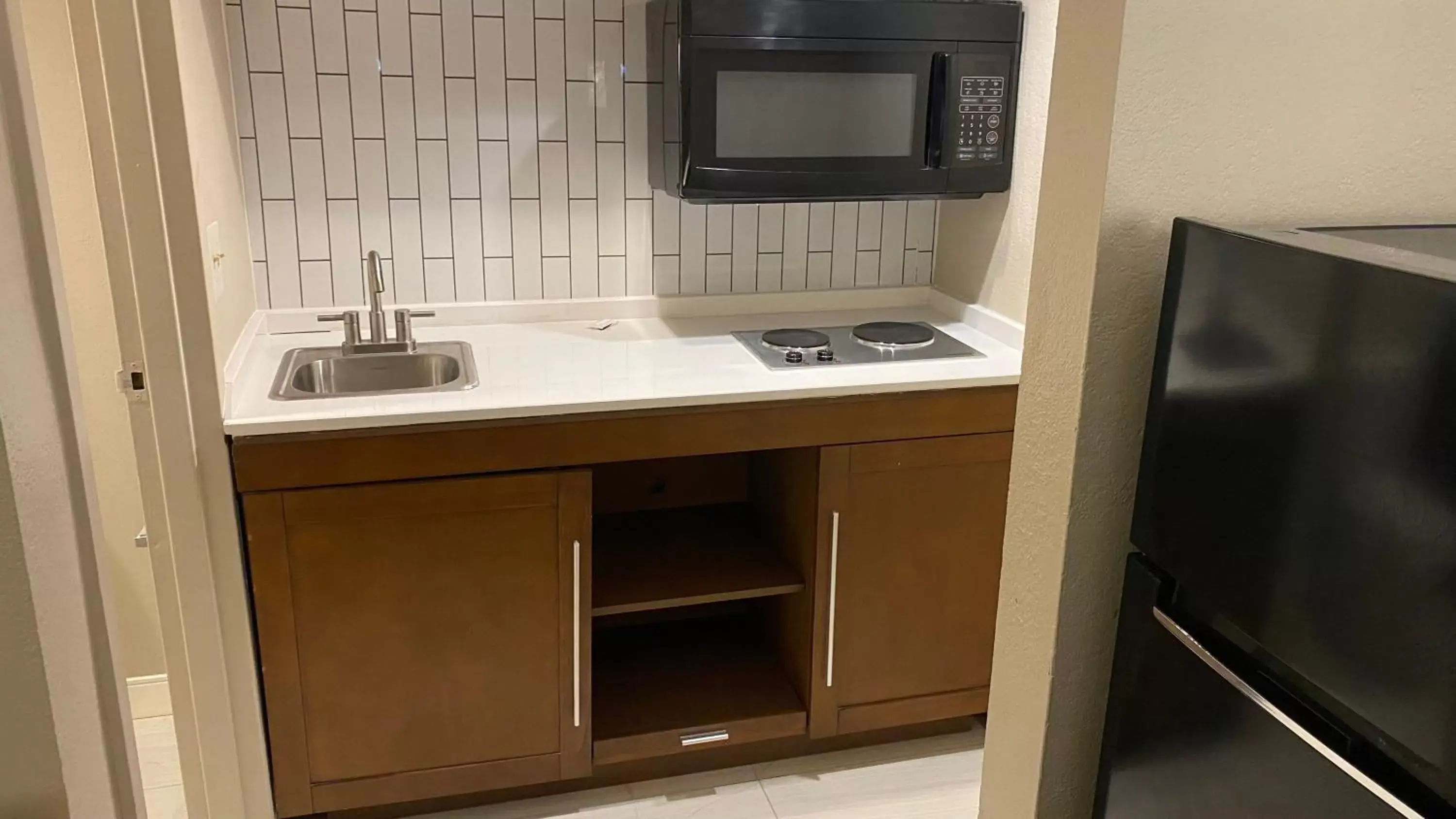 Kitchen or kitchenette, TV/Entertainment Center in Baymont Inn by Wyndham Odessa University Area