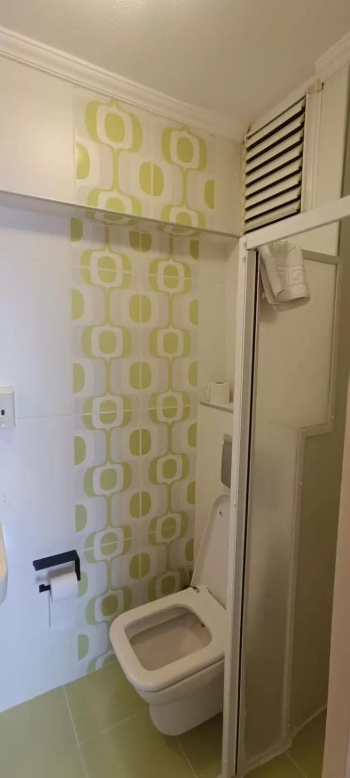 Shower in Hotel Crowded House