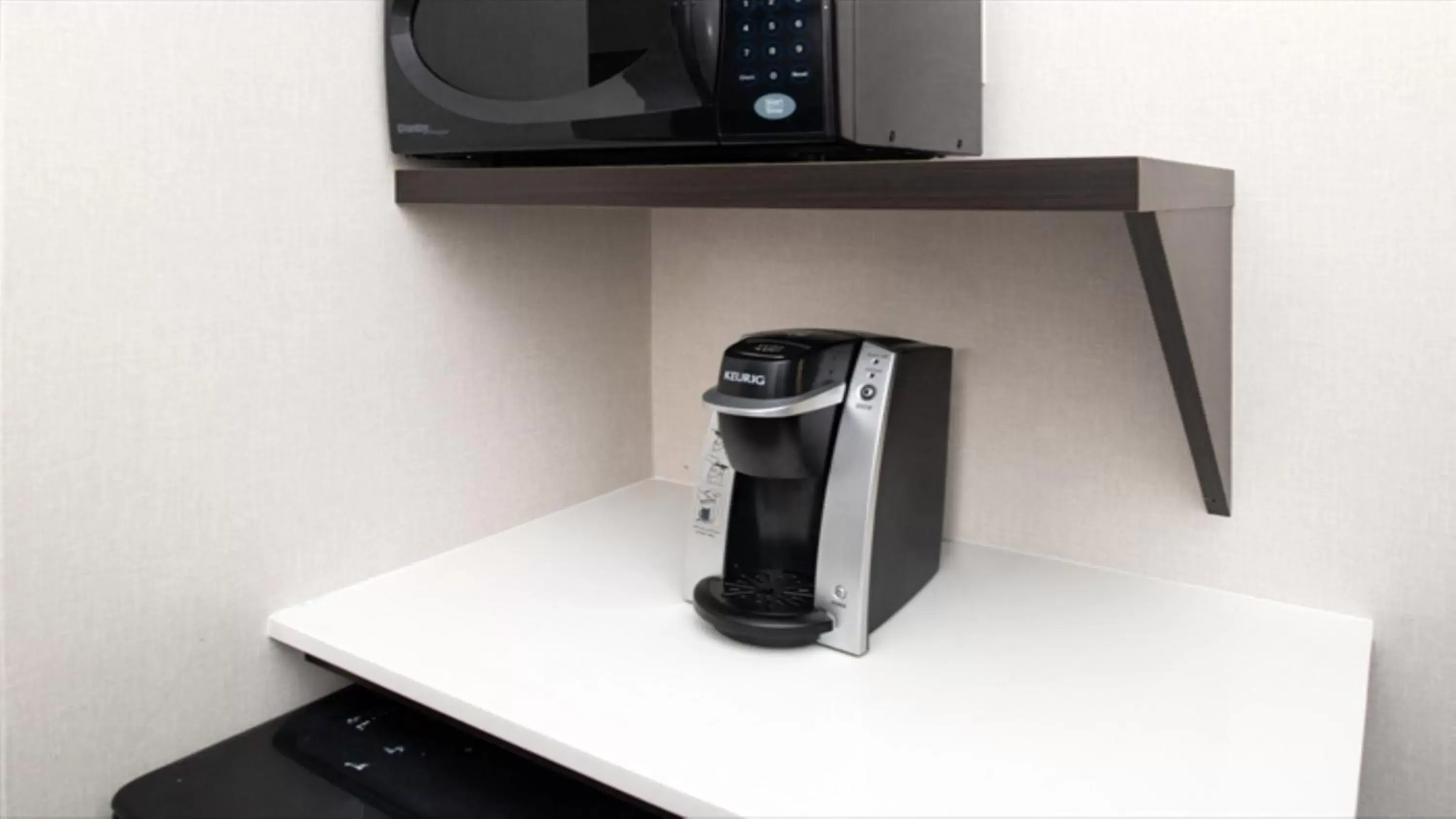 Photo of the whole room, Coffee/Tea Facilities in Holiday Inn Express Cincinnati West, an IHG Hotel