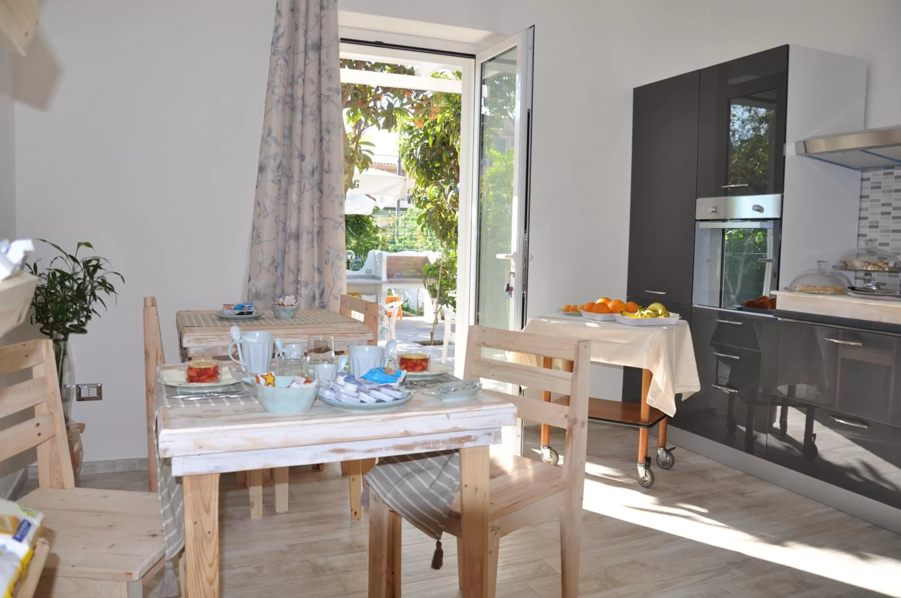 Breakfast in B&B Les Chambres Rooms & Suite