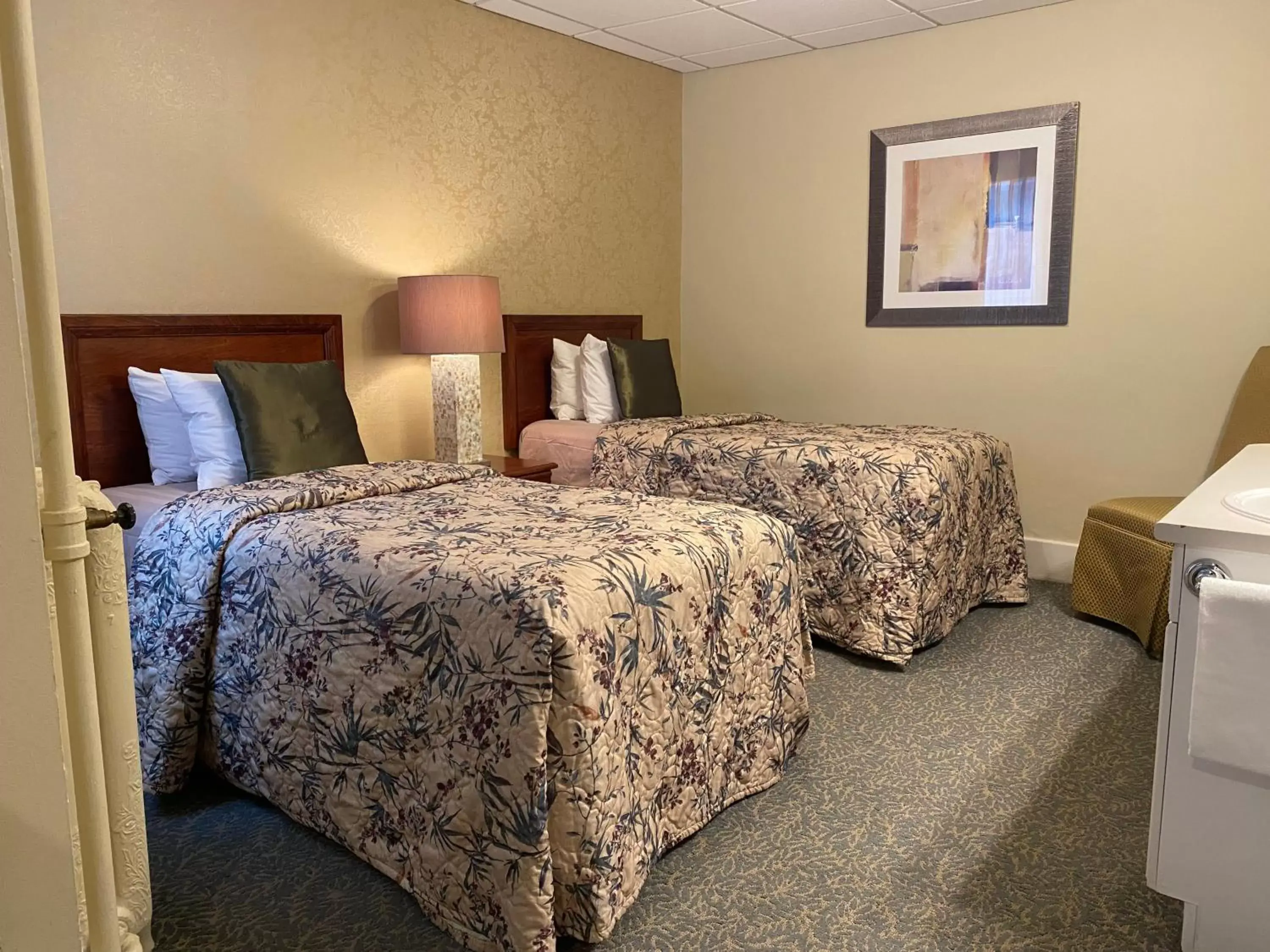 Bedroom, Bed in Kingston Hotel