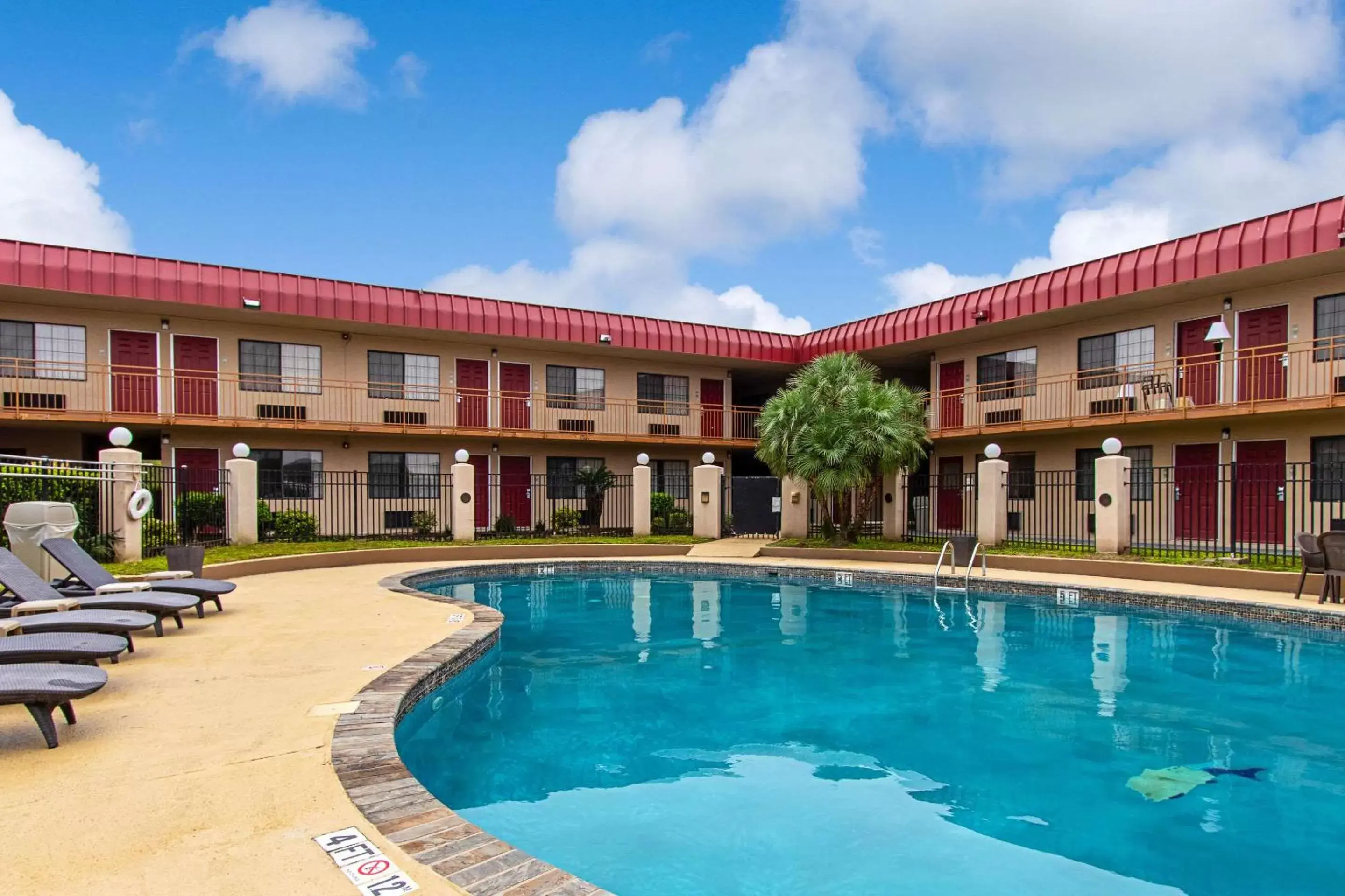 Activities, Swimming Pool in Econo Lodge Kingsville