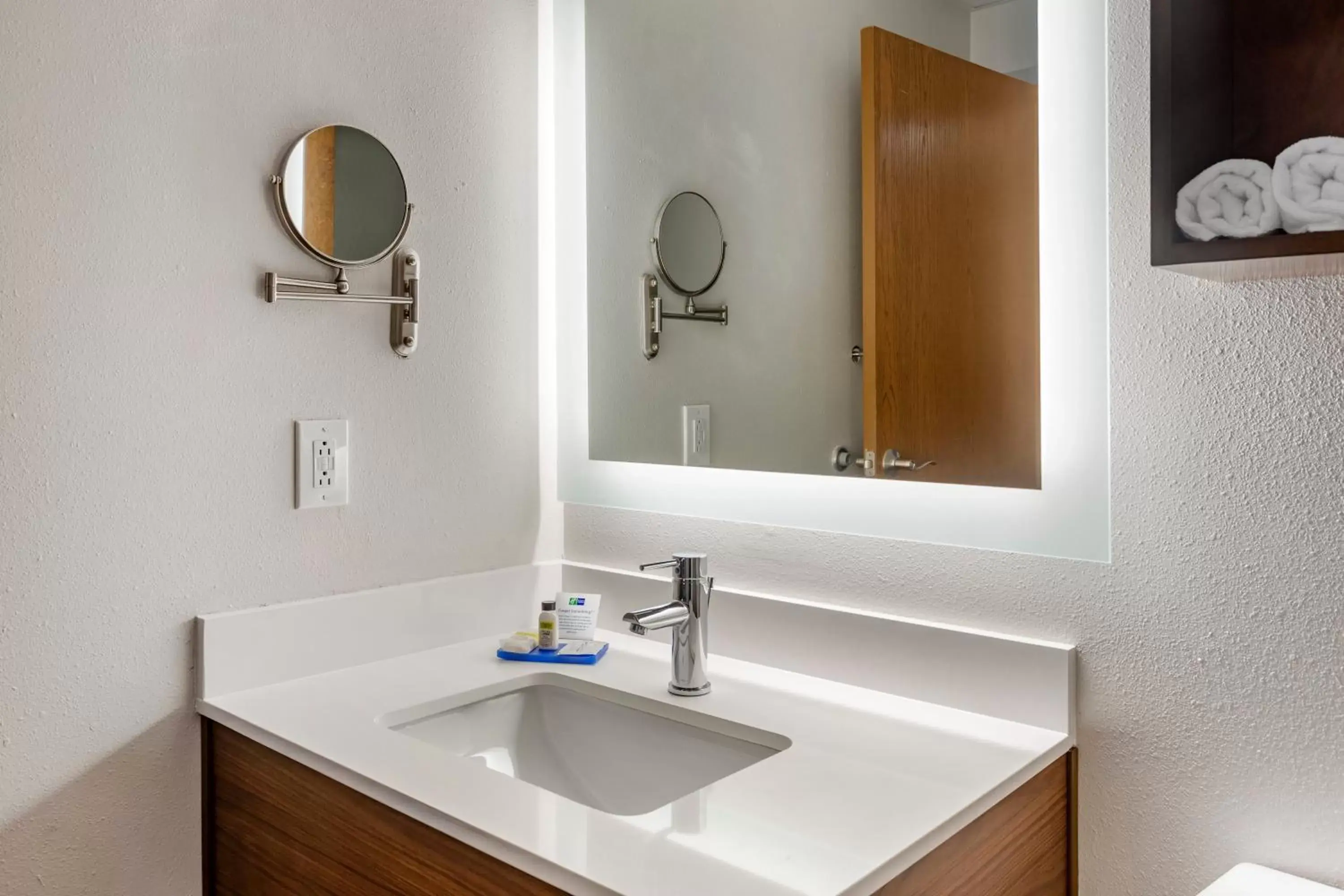 Photo of the whole room, Bathroom in Holiday Inn Express Branson- Green Mountain Drive, an IHG Hotel