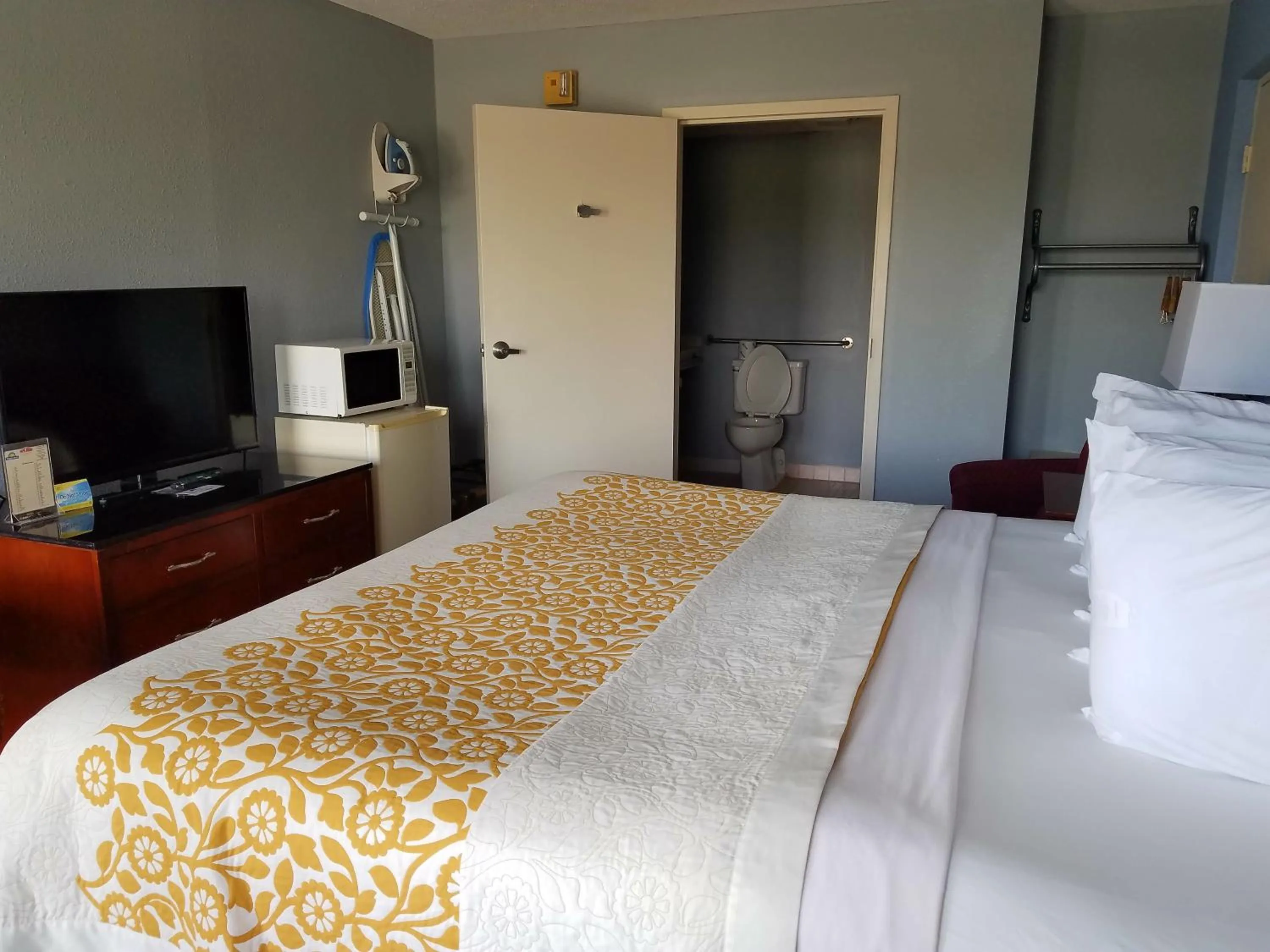 Bedroom, Bed in Days Inn by Wyndham Richmond