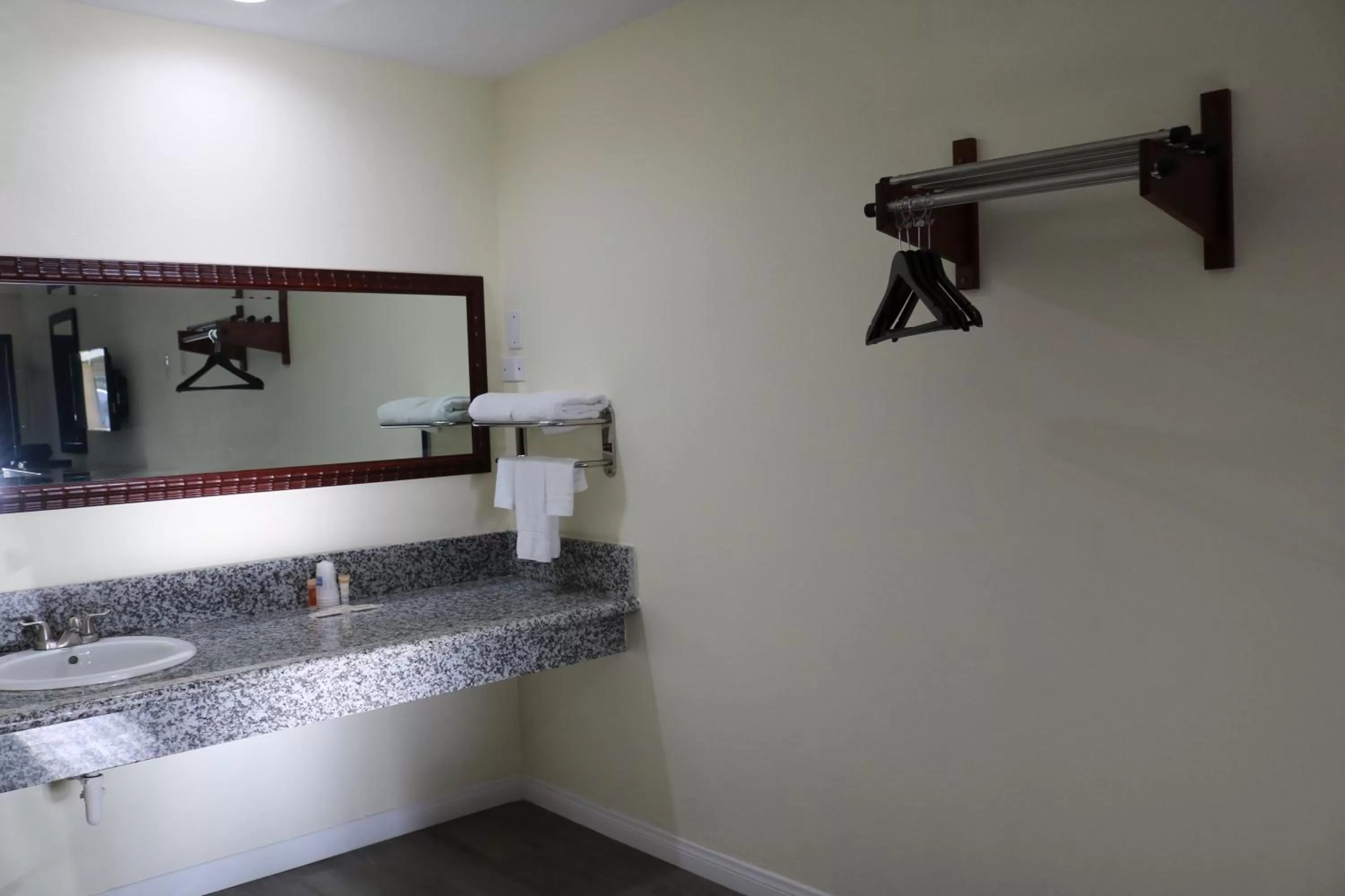 Bathroom in Valli Hi Motel