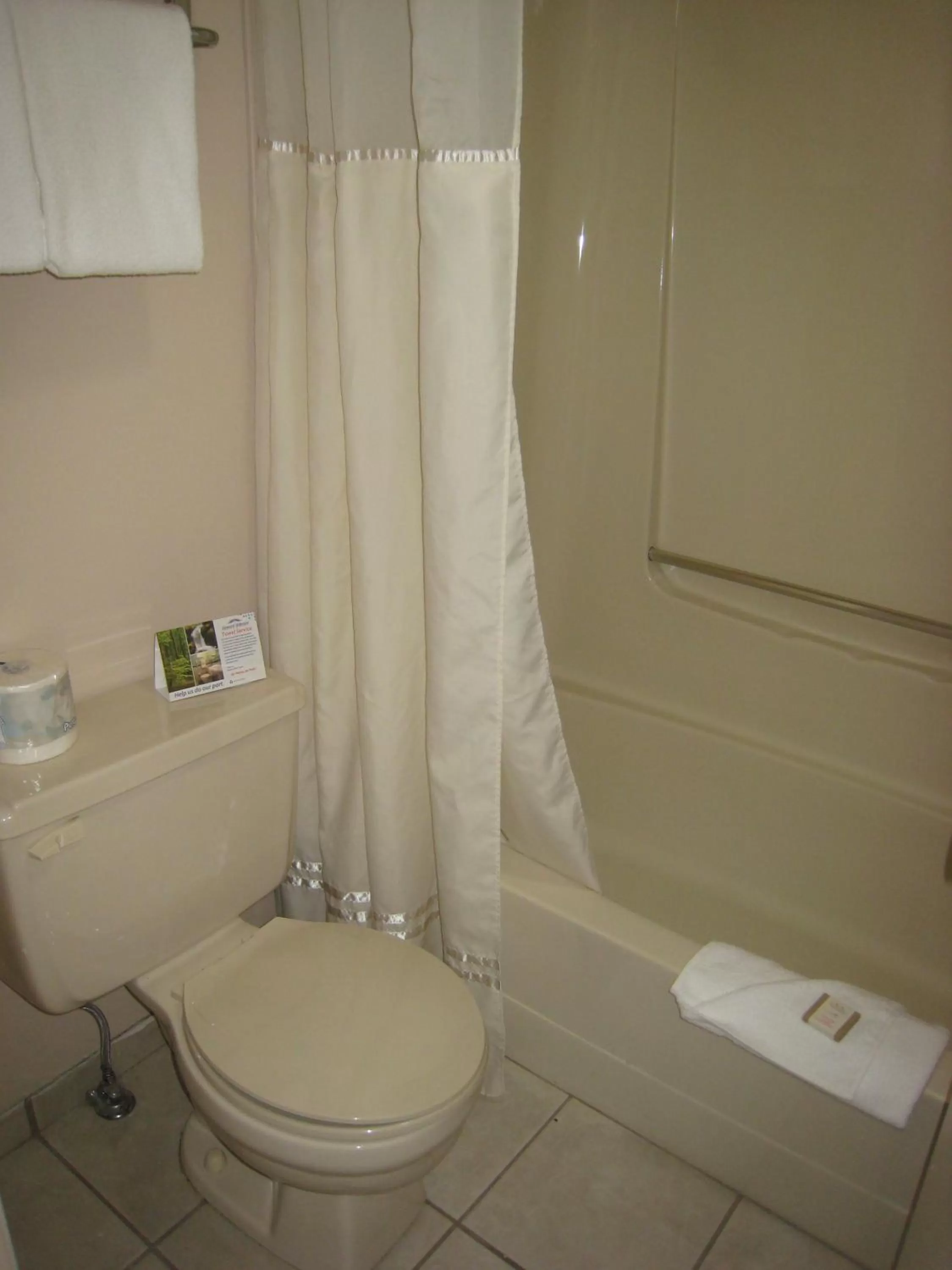 Deluxe Queen Room in Canadas Best Value Inn & Suites-Vernon