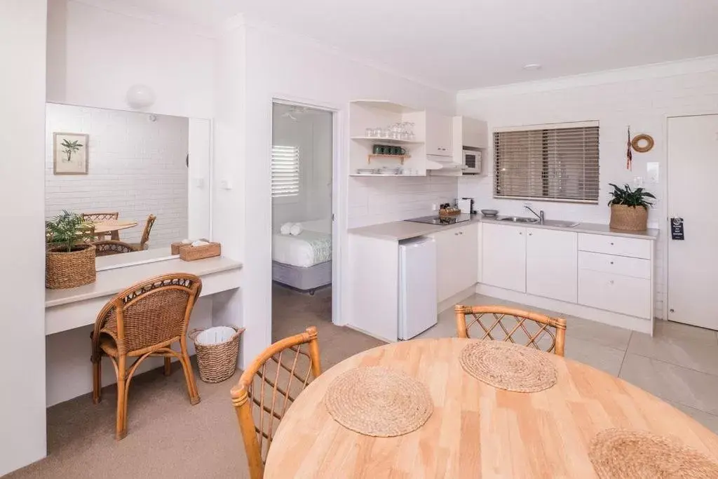 Kitchen or kitchenette, Kitchen/Kitchenette in Mollymook Seascape Motel and Apartments