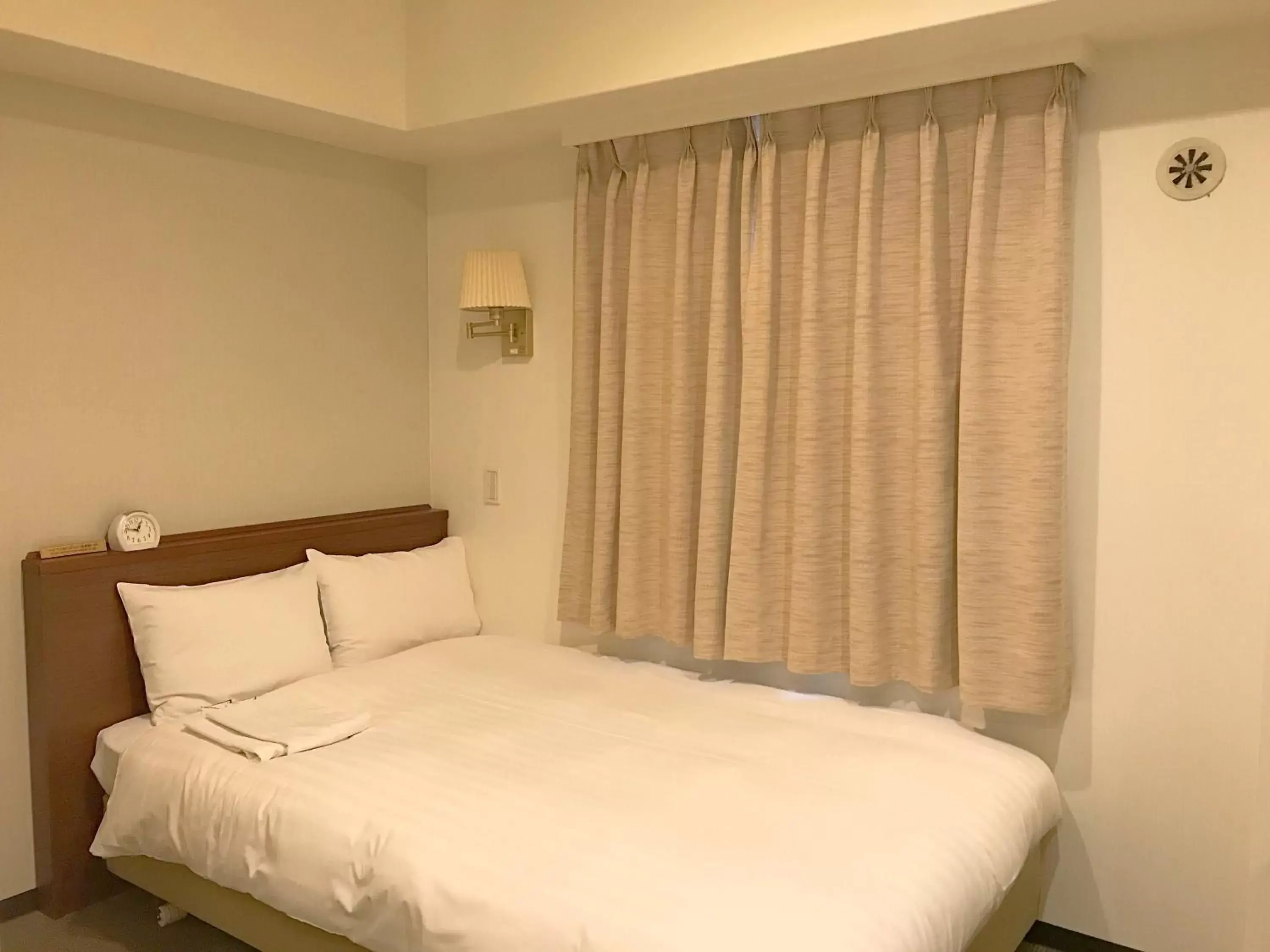 Bed in Smile Hotel Namba