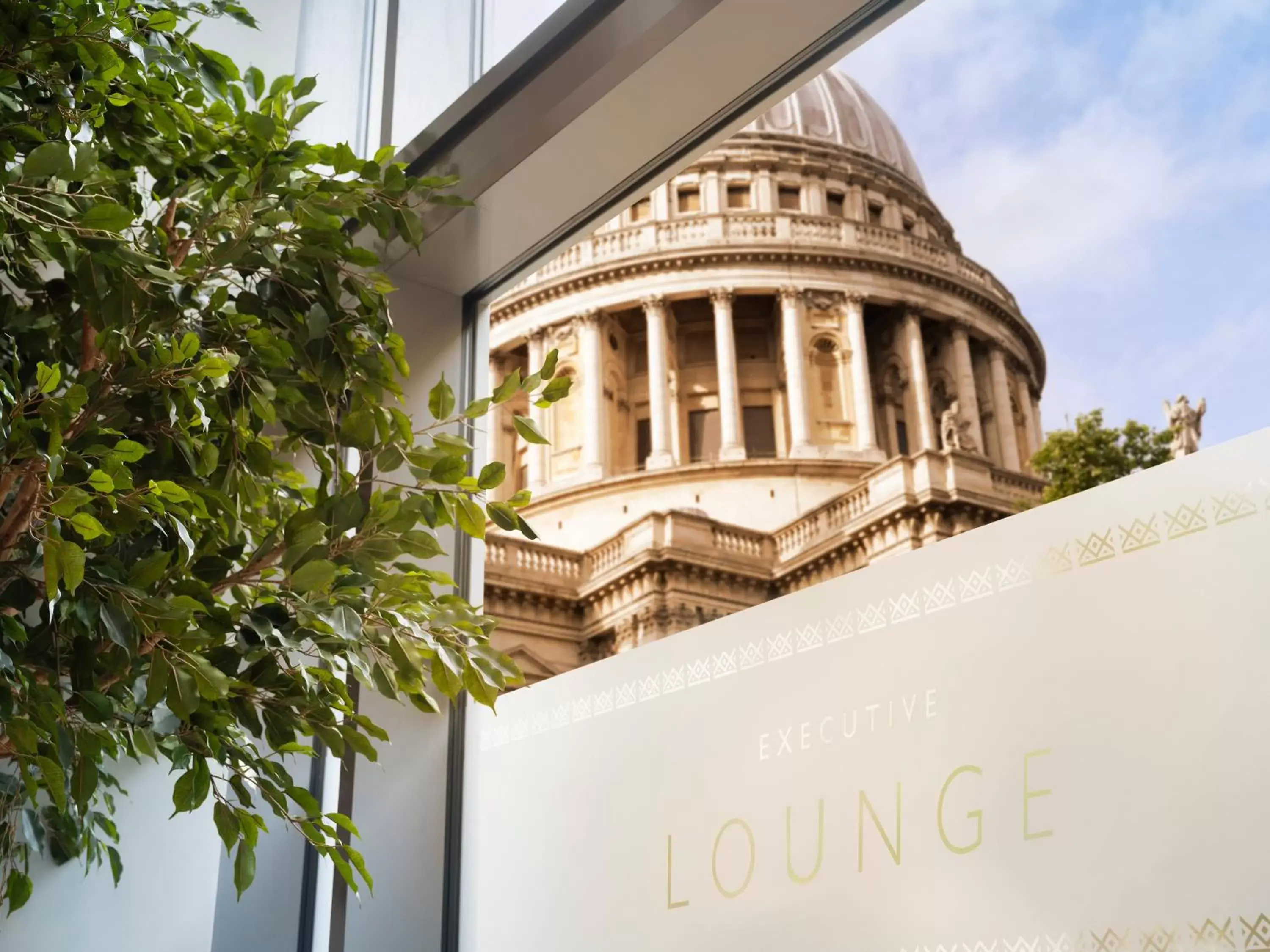 Lounge or bar, Property Building in Leonardo Royal London St Paul’s