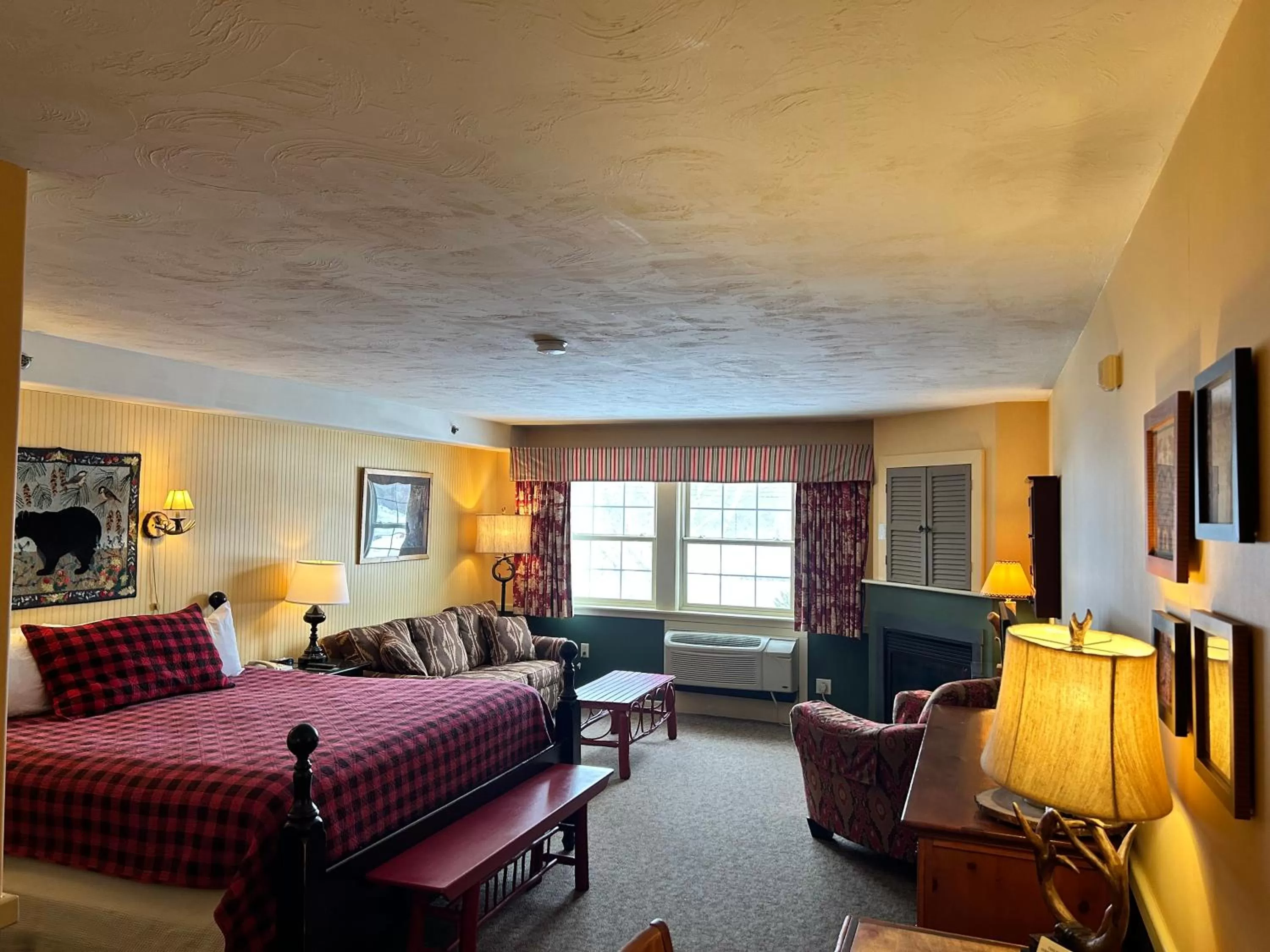 Bed in The Common Man Inn, Spa & Lodge