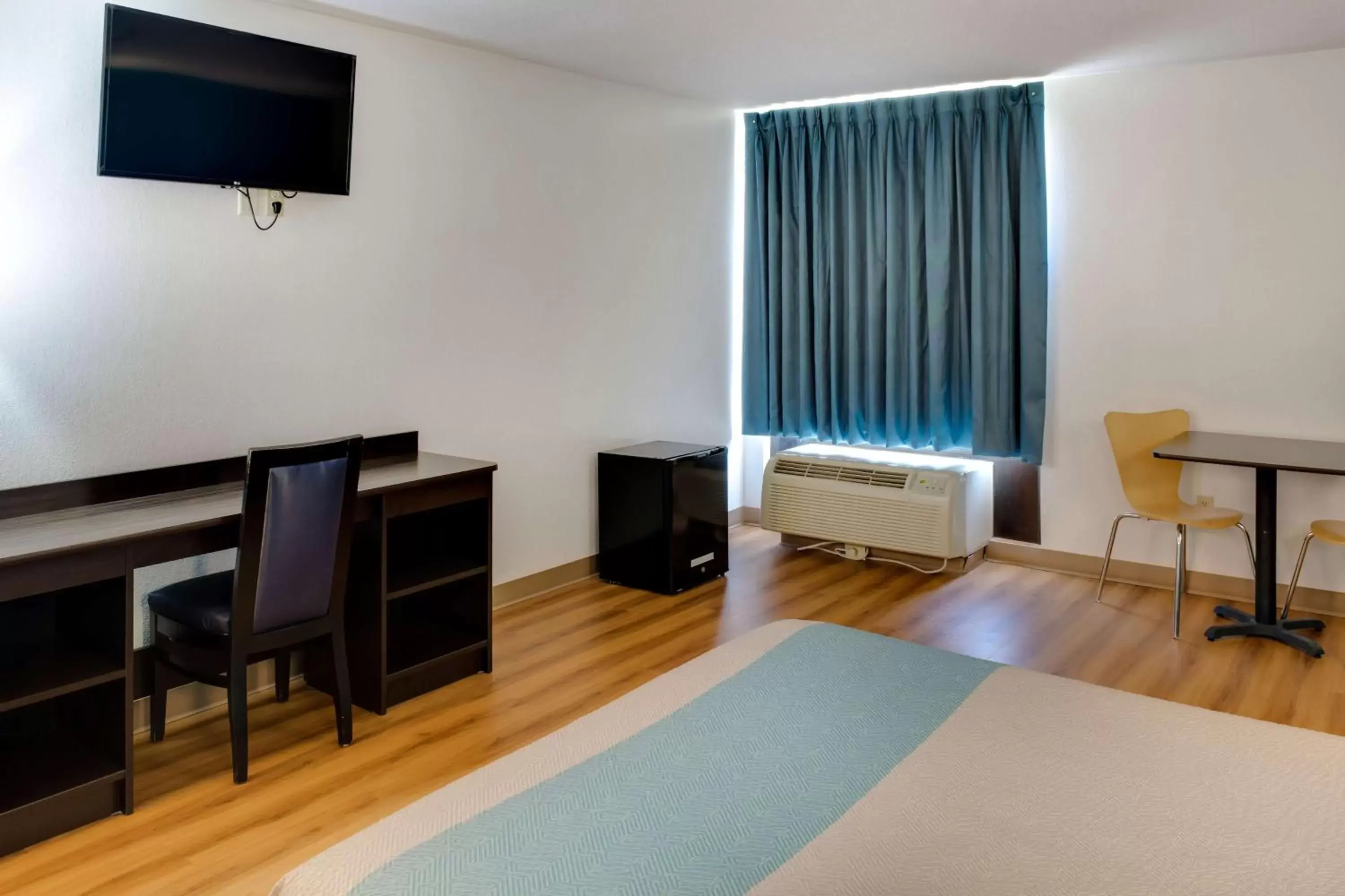King Suite with Spa Bath - single occupancy - Non-Smoking in Motel 6-Richmond, IN King Suite with Spa Bath - single occupancy - Non-Smoking in Motel 6-Richmond, IN