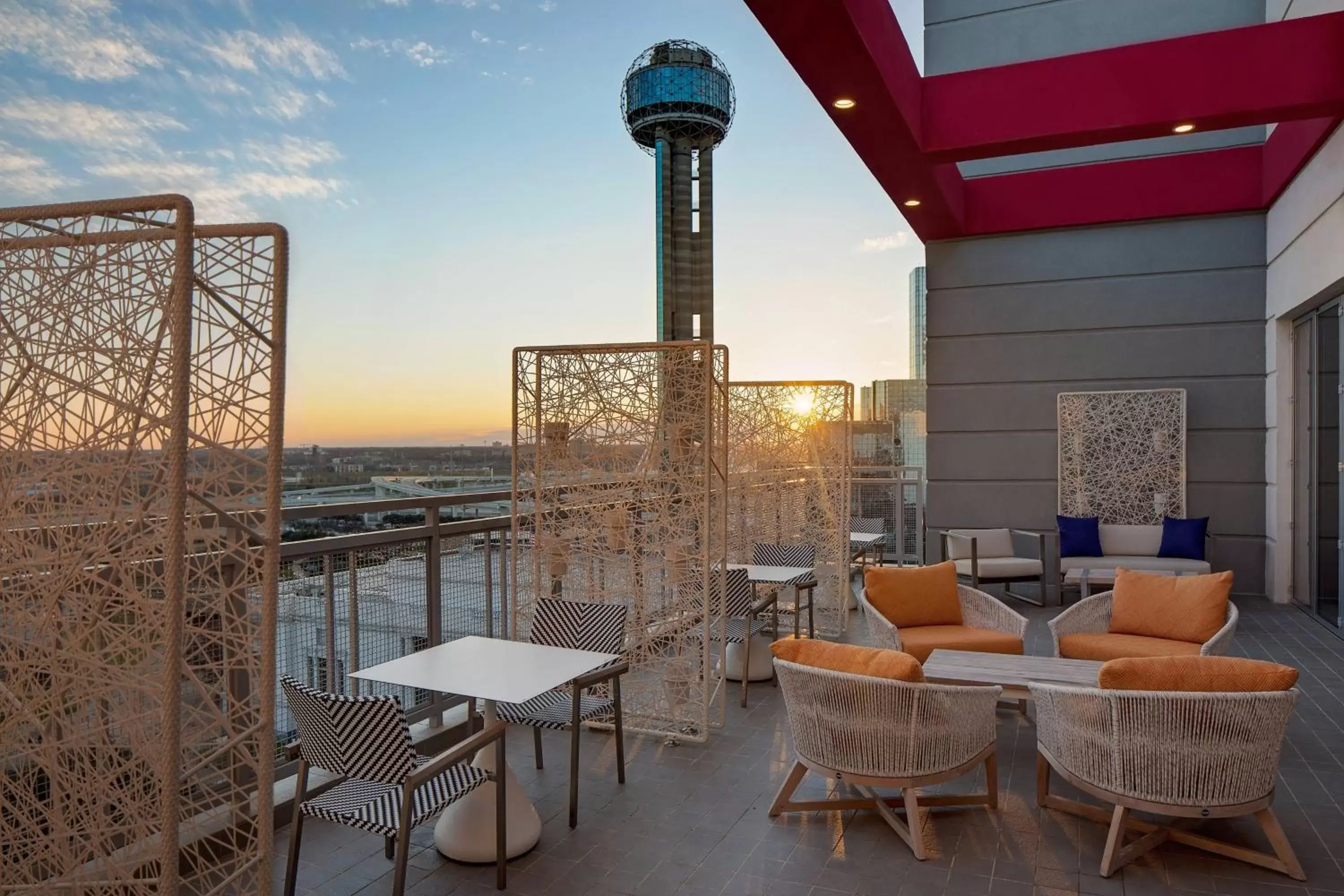 Restaurant/places to eat in Courtyard by Marriott Dallas Downtown/Reunion District