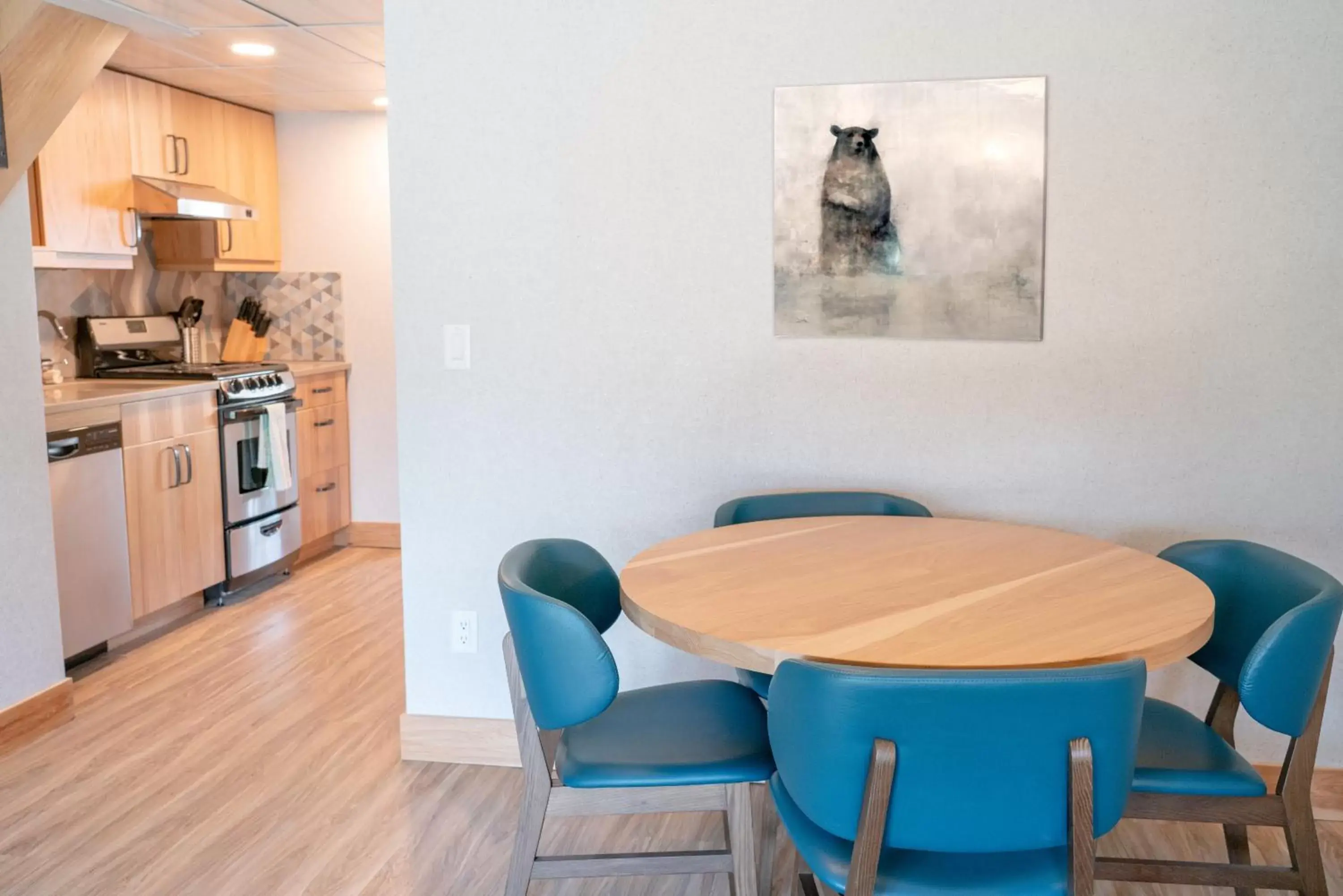 Kitchen or kitchenette, Dining Area in Tunnel Mountain Resort