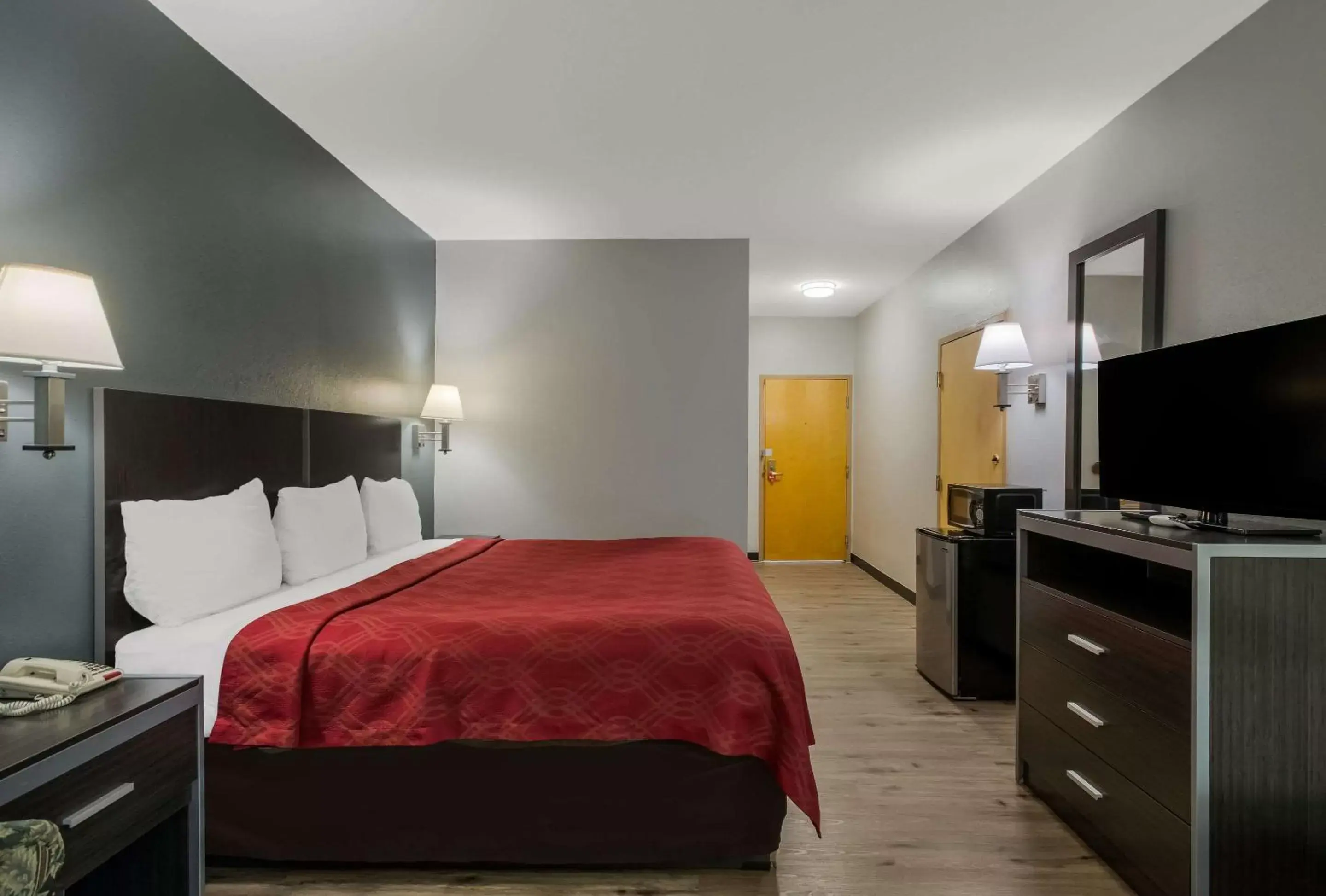 Bedroom, Bed in Econolodge Inn & Suites