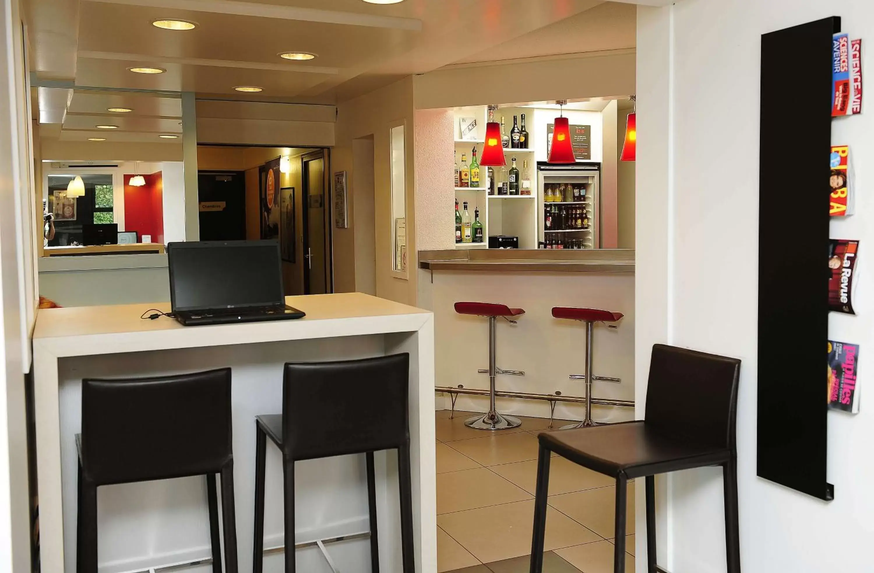 Lounge or bar in ibis Lyon Est Beynost