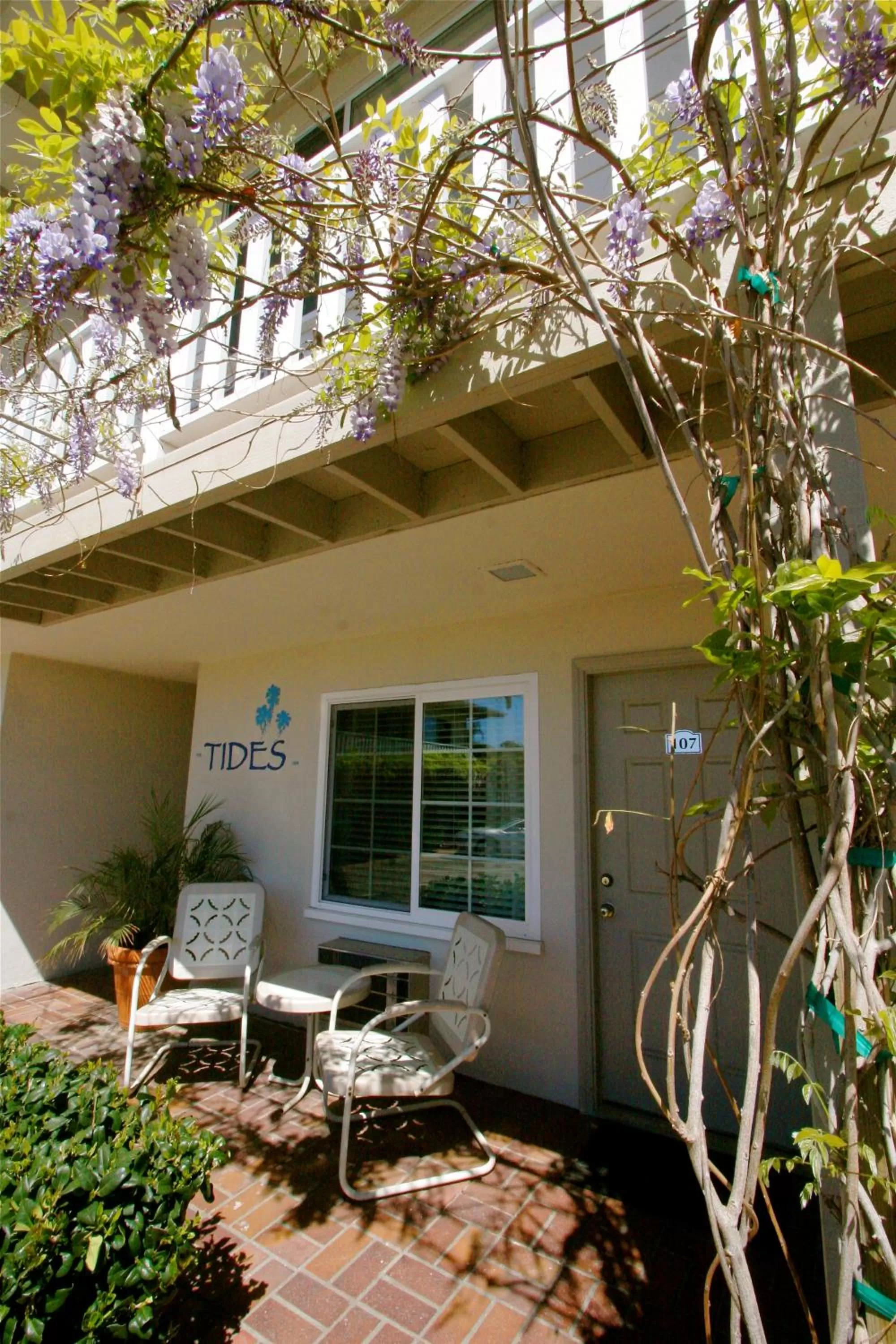 Facade/entrance in The Tides Laguna Beach