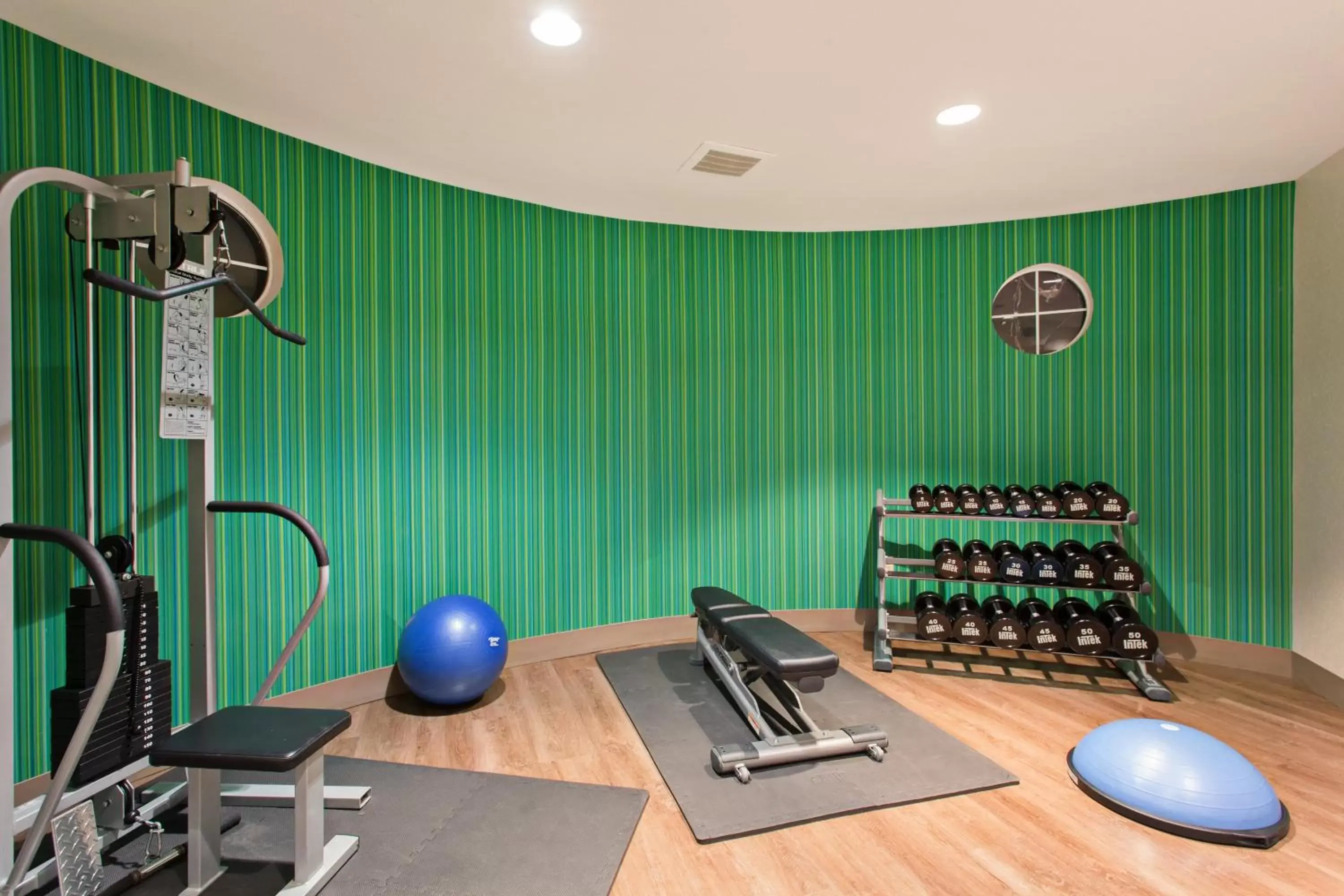 Spa and wellness centre/facilities, Fitness Center/Facilities in Holiday Inn Express & Suites Corona, an IHG Hotel