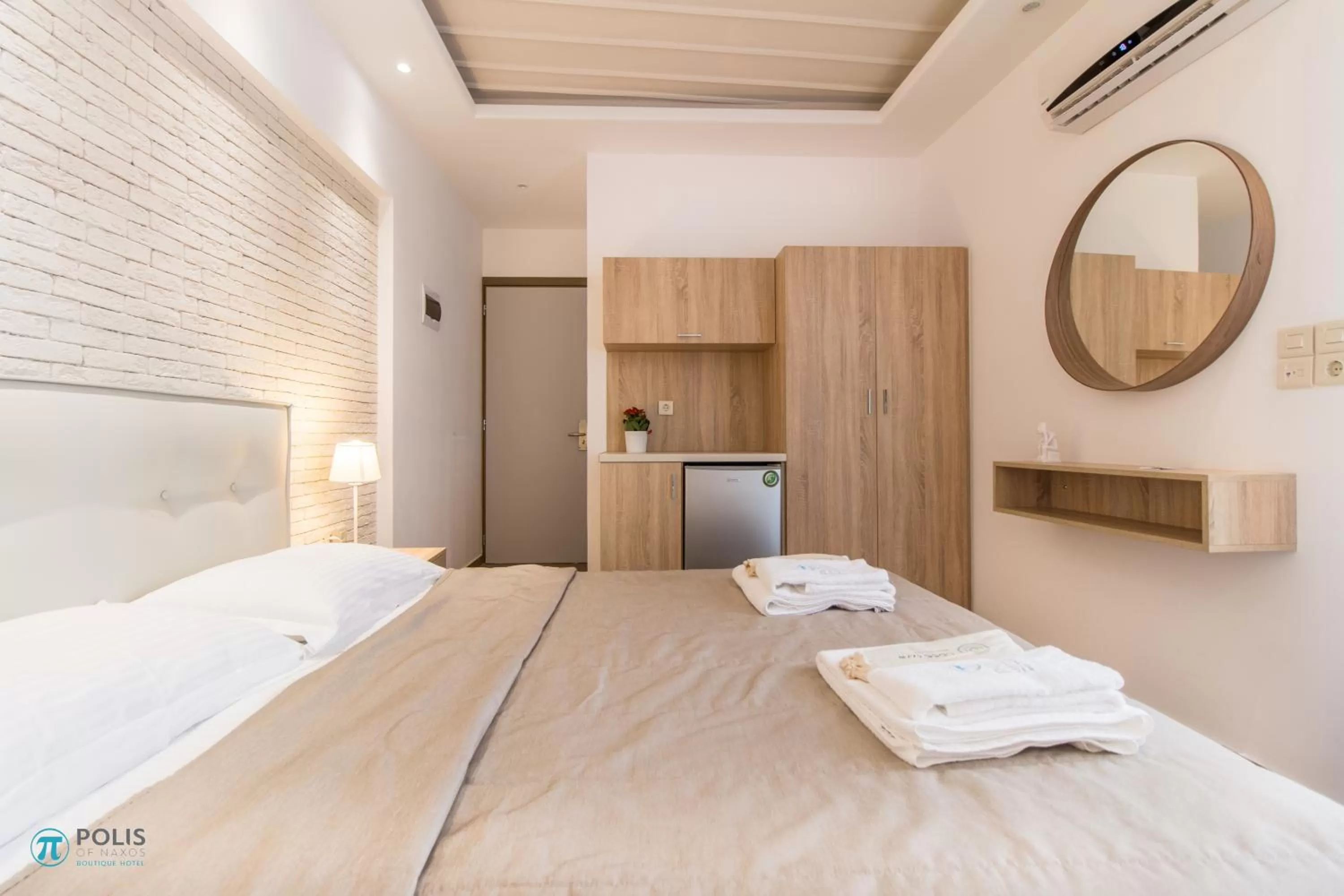 Photo of the whole room, Bed in Polis of Naxos